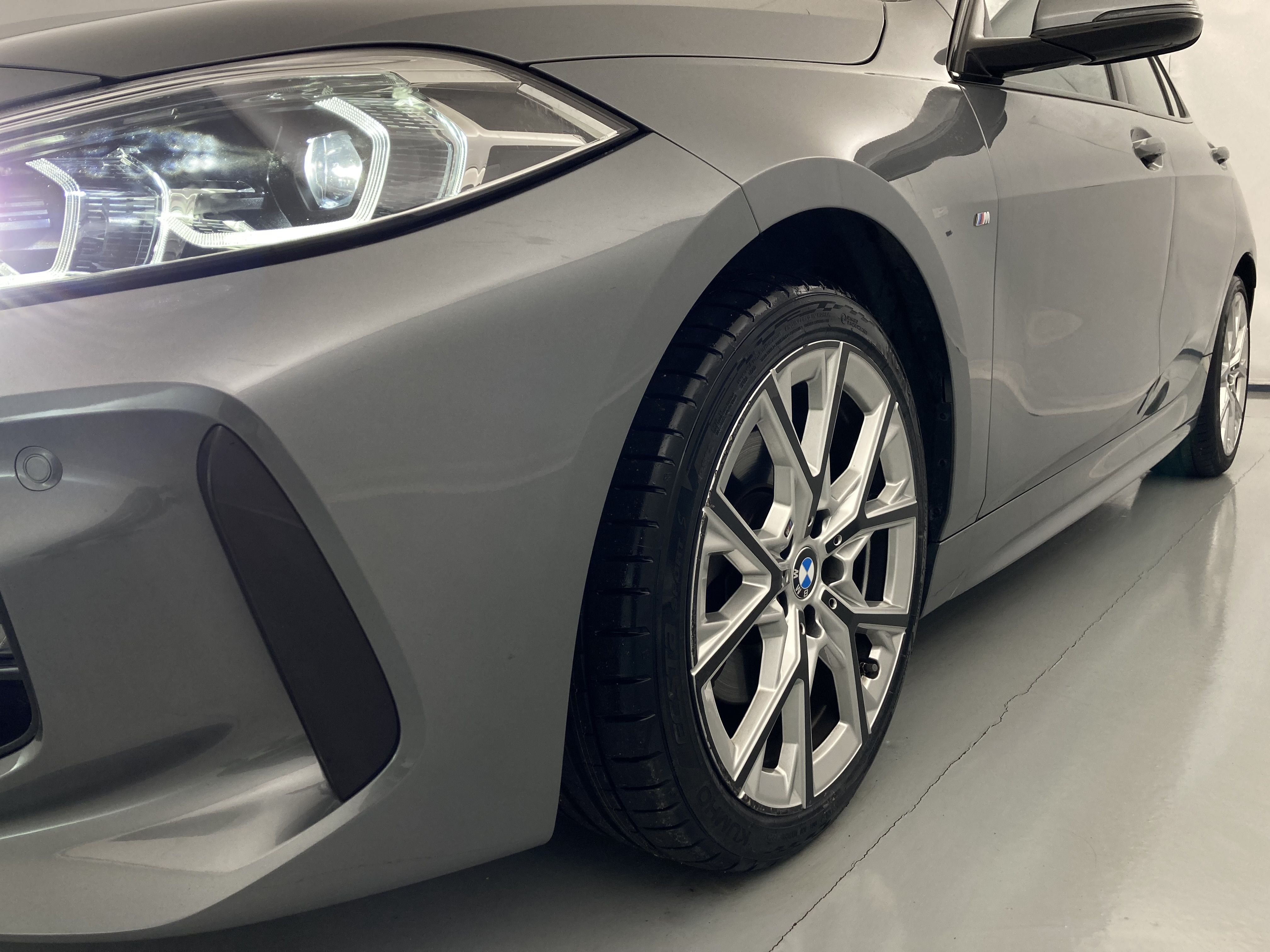 bmw serie 1 m sport colorvision 118I 136 STEPTRONIC 2024 skyscraper grau 28