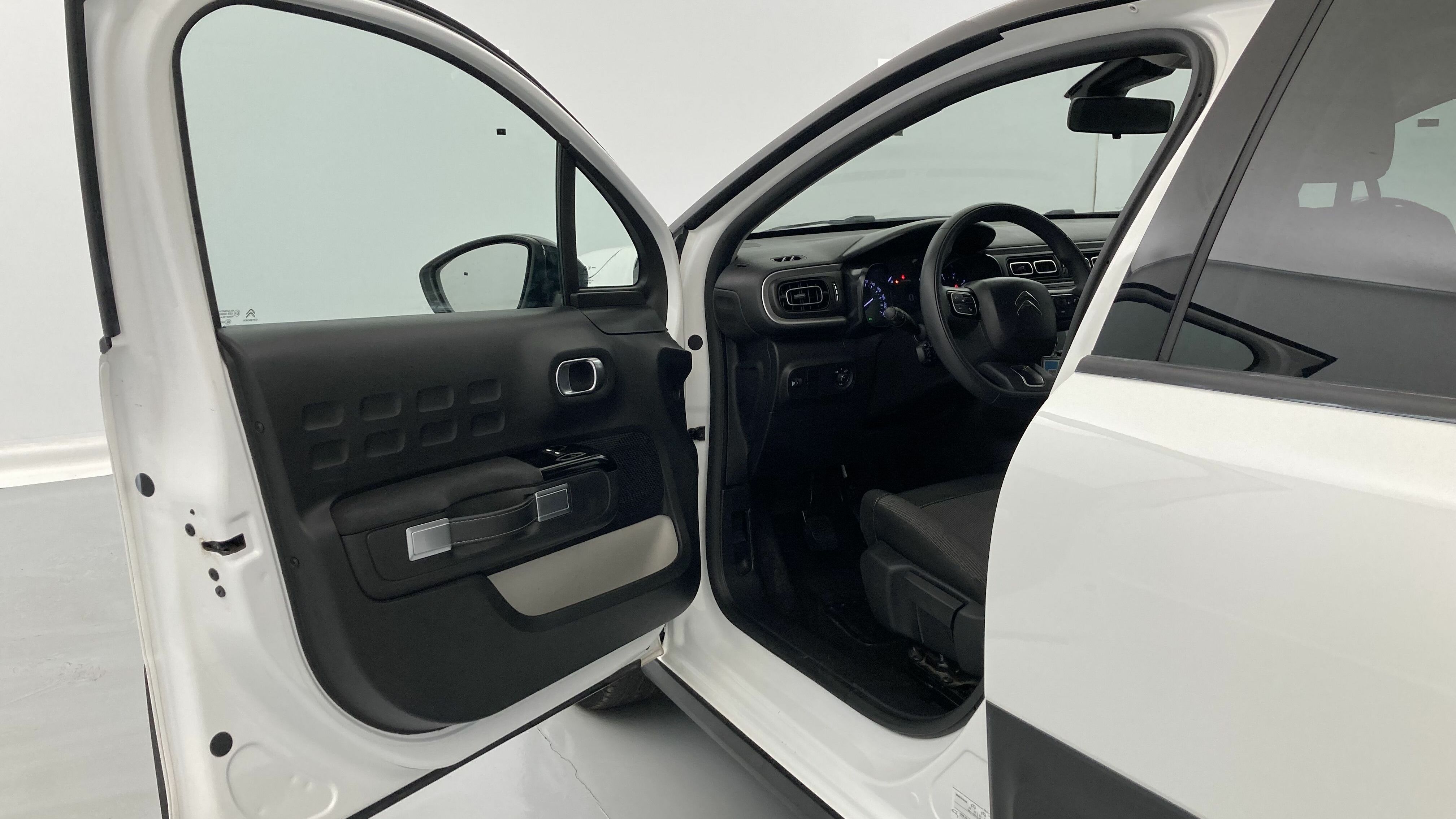 citroen c3 origin max 1.2 PURETECH 83 2024 blanco banquise / negro 14