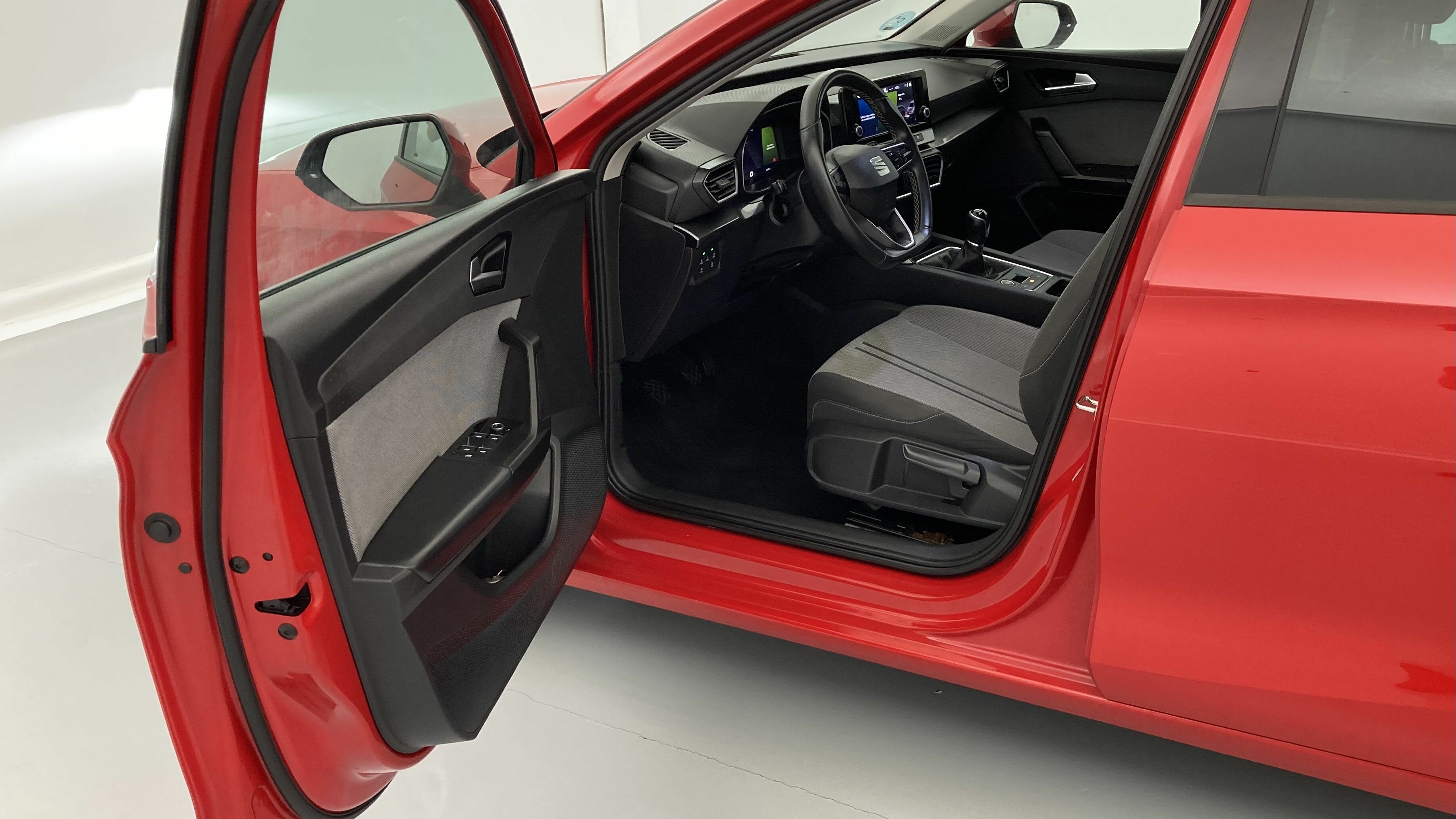 seat leon style launch 1.0 TSI 110CV 2021 rojo desire/gris 14