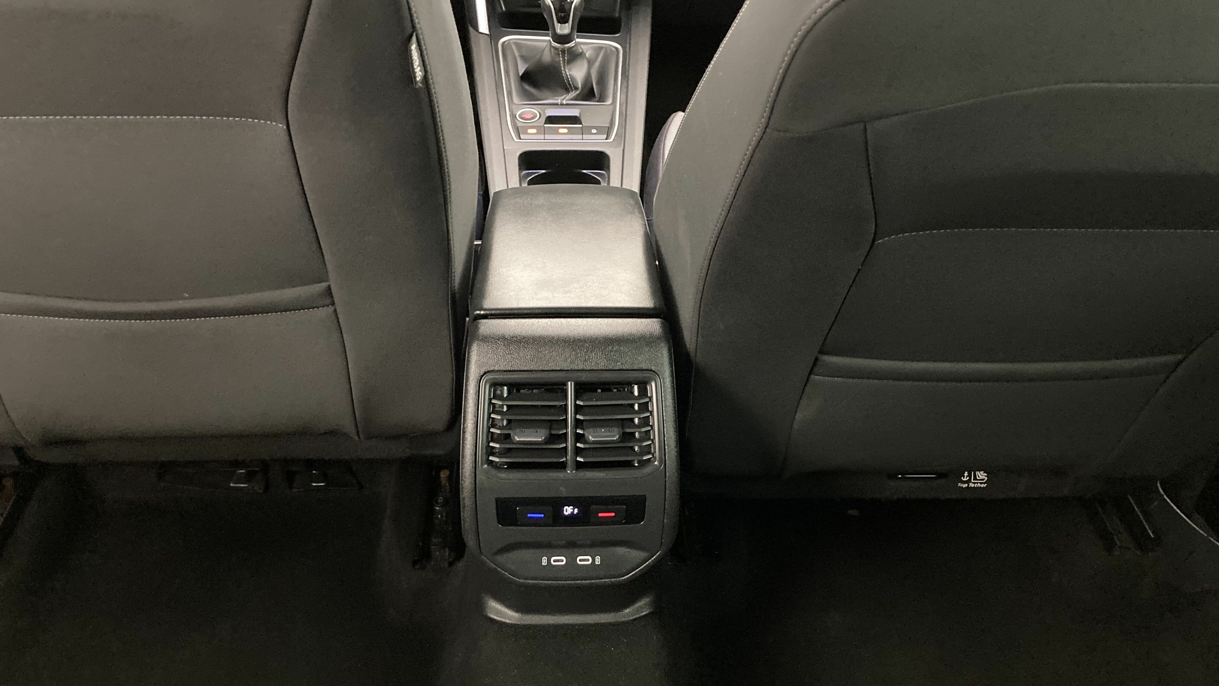 seat leon style launch 1.0 TSI 110CV 2021 rojo desire/gris 23