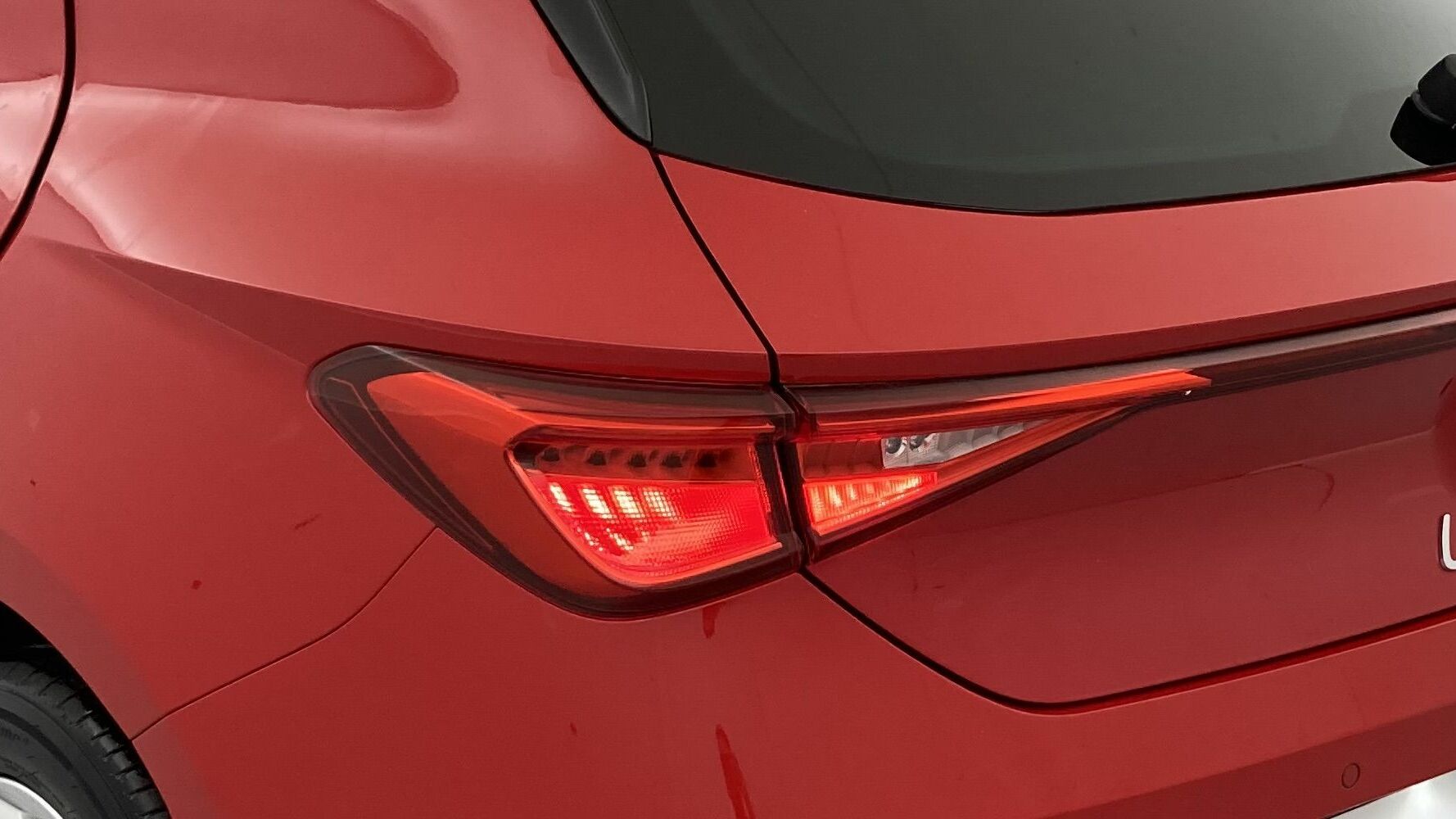 seat leon style launch 1.0 TSI 110CV 2021 rojo desire/gris 31