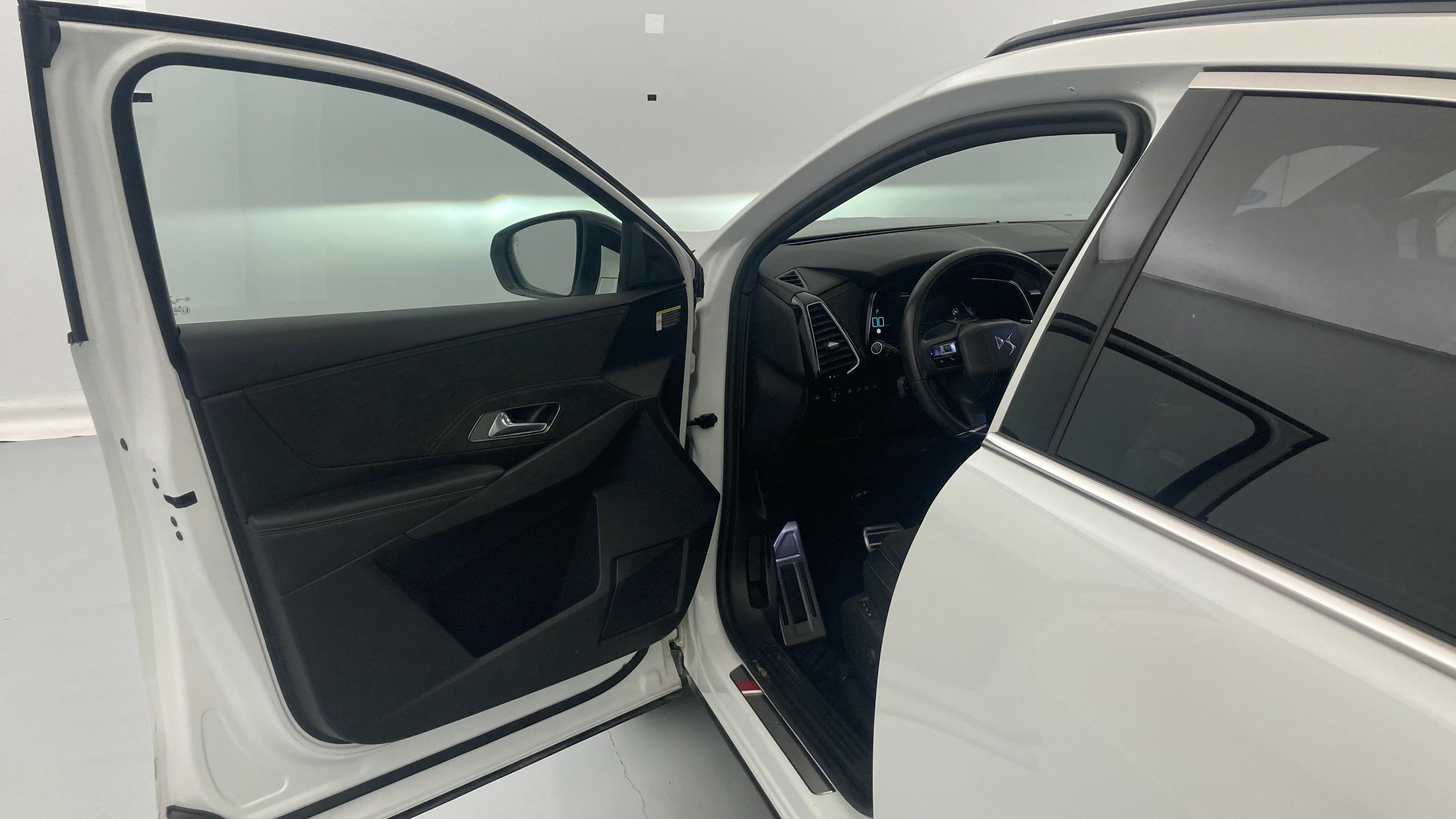 ds ds7 crossback performance line + E-TENSE 300 CA 2022 blanco nacarado 12