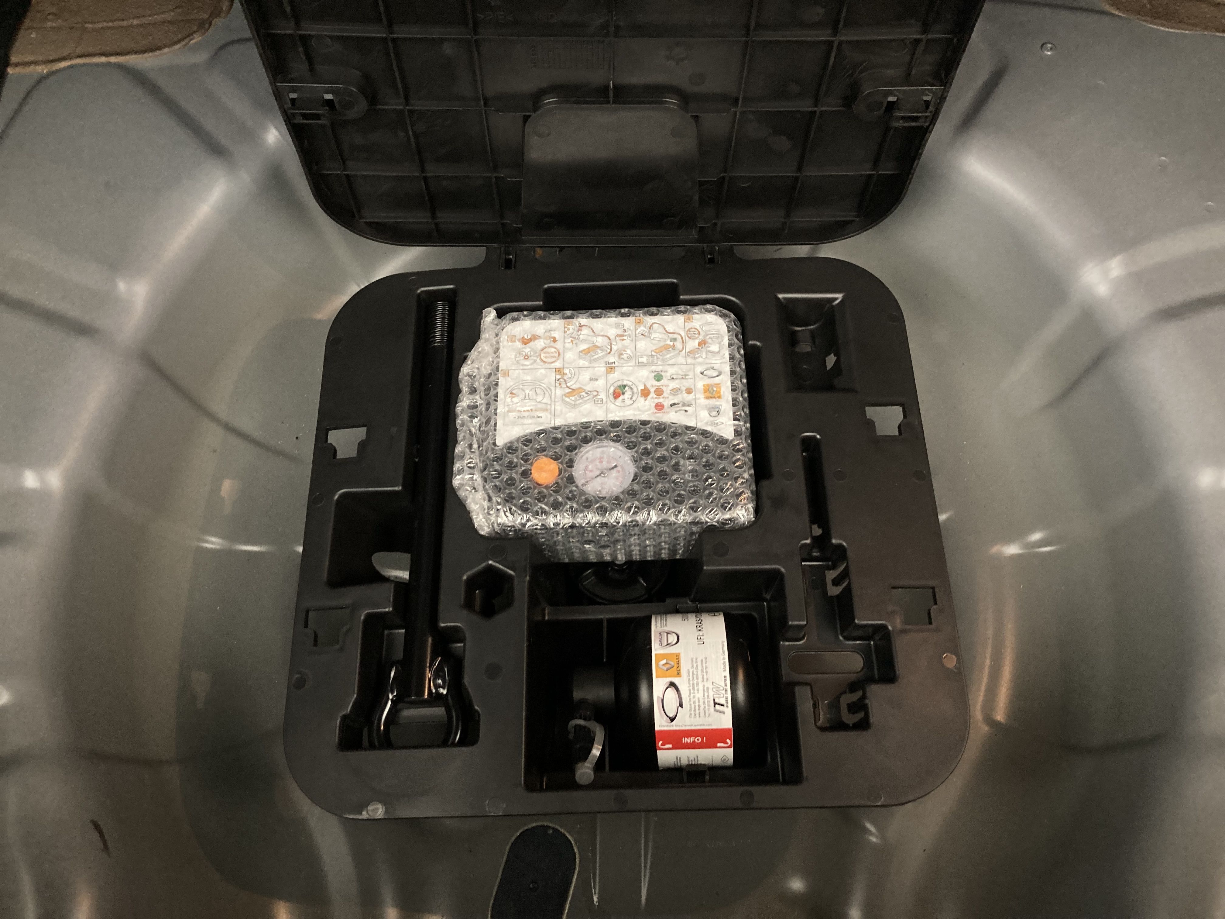 renault clio evolution 1.5 DCI 100 2025 negro brillante 24