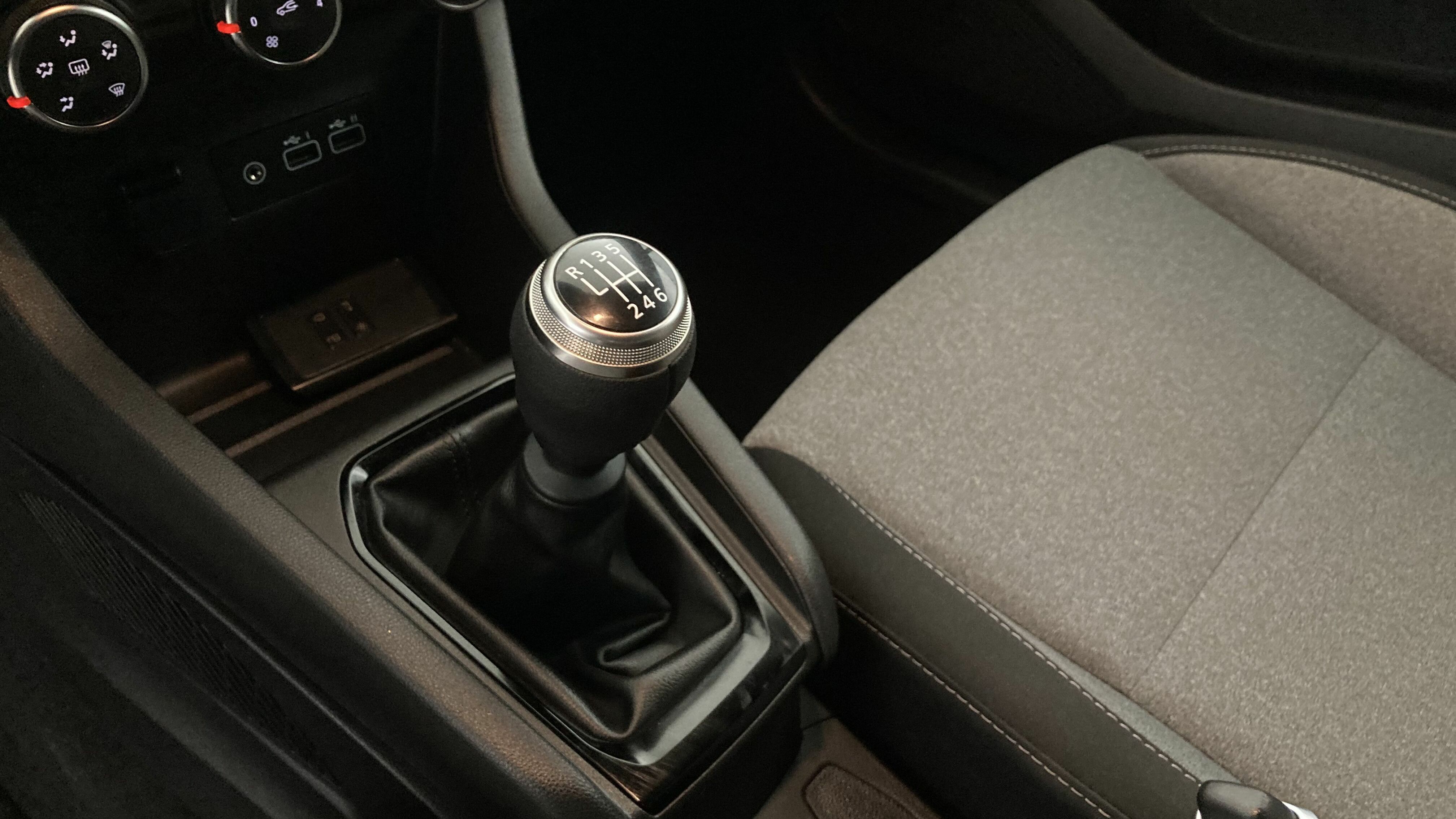 renault clio evolution 1.5 DCI 100 2025 negro brillante 19