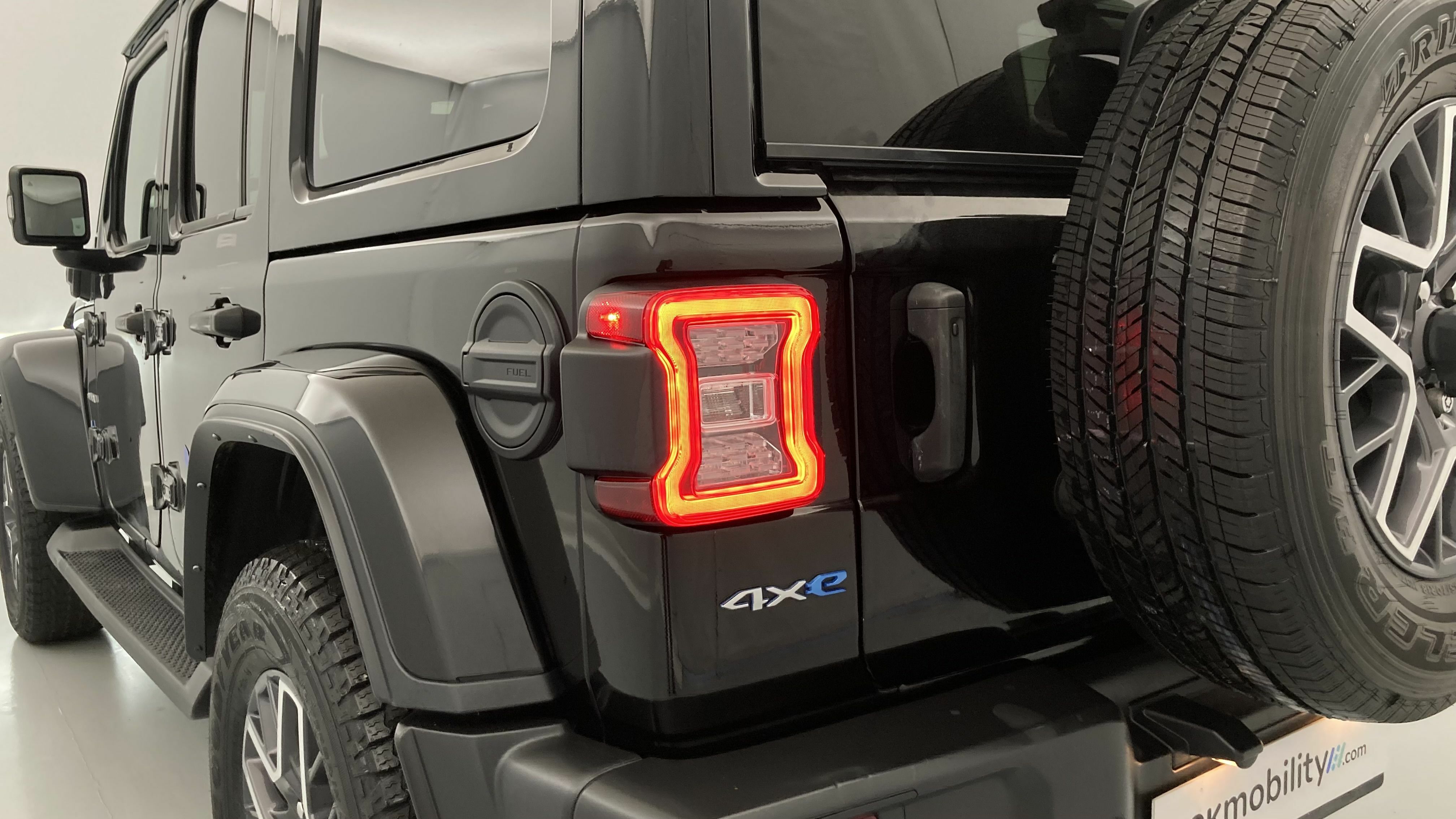 jeep wrangler sahara 2.0 PHEV 380 8ATX 2022 negro 30