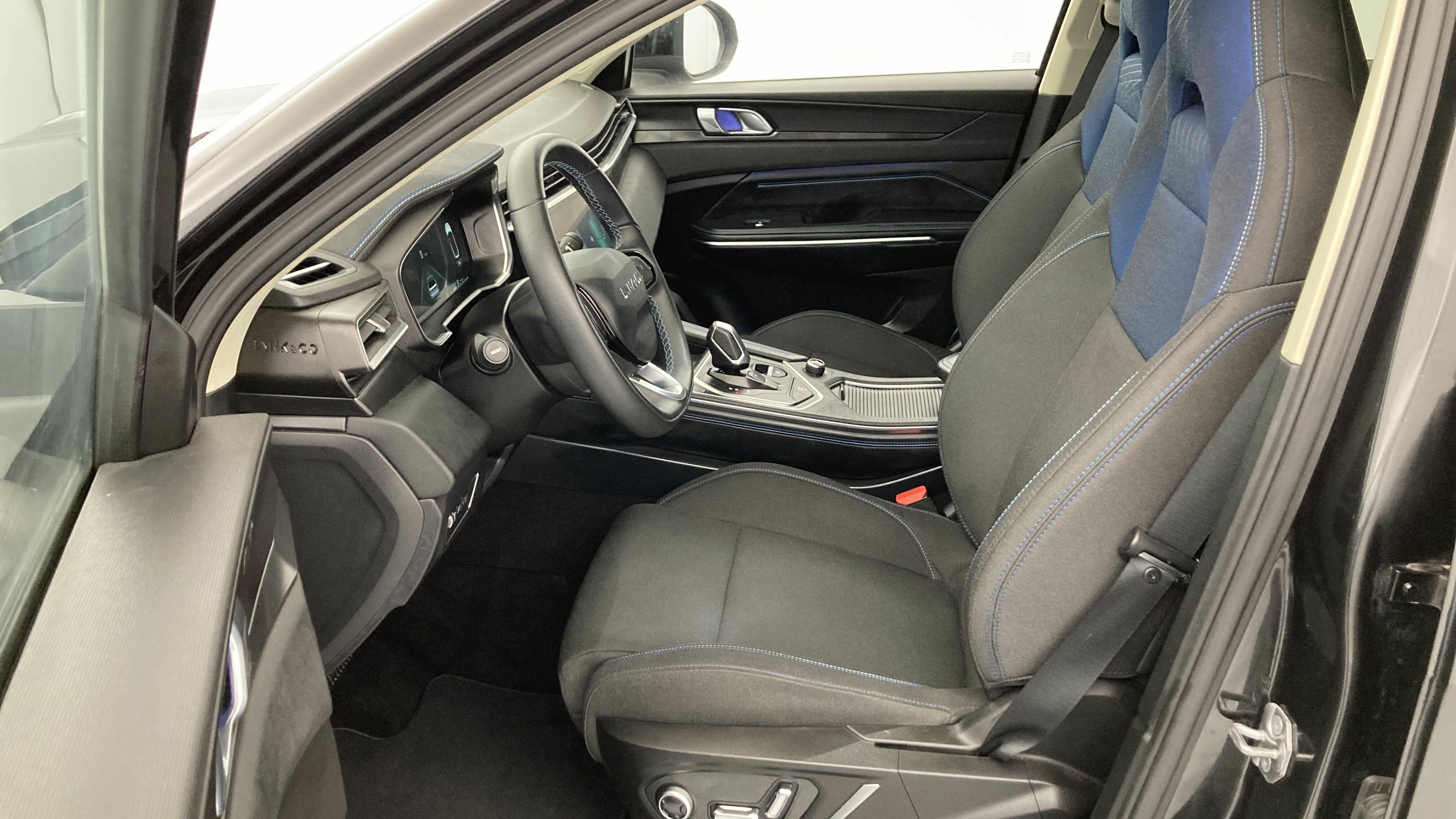 lynk&co 1 nv 1.5 PHEV 261 2022 black 15