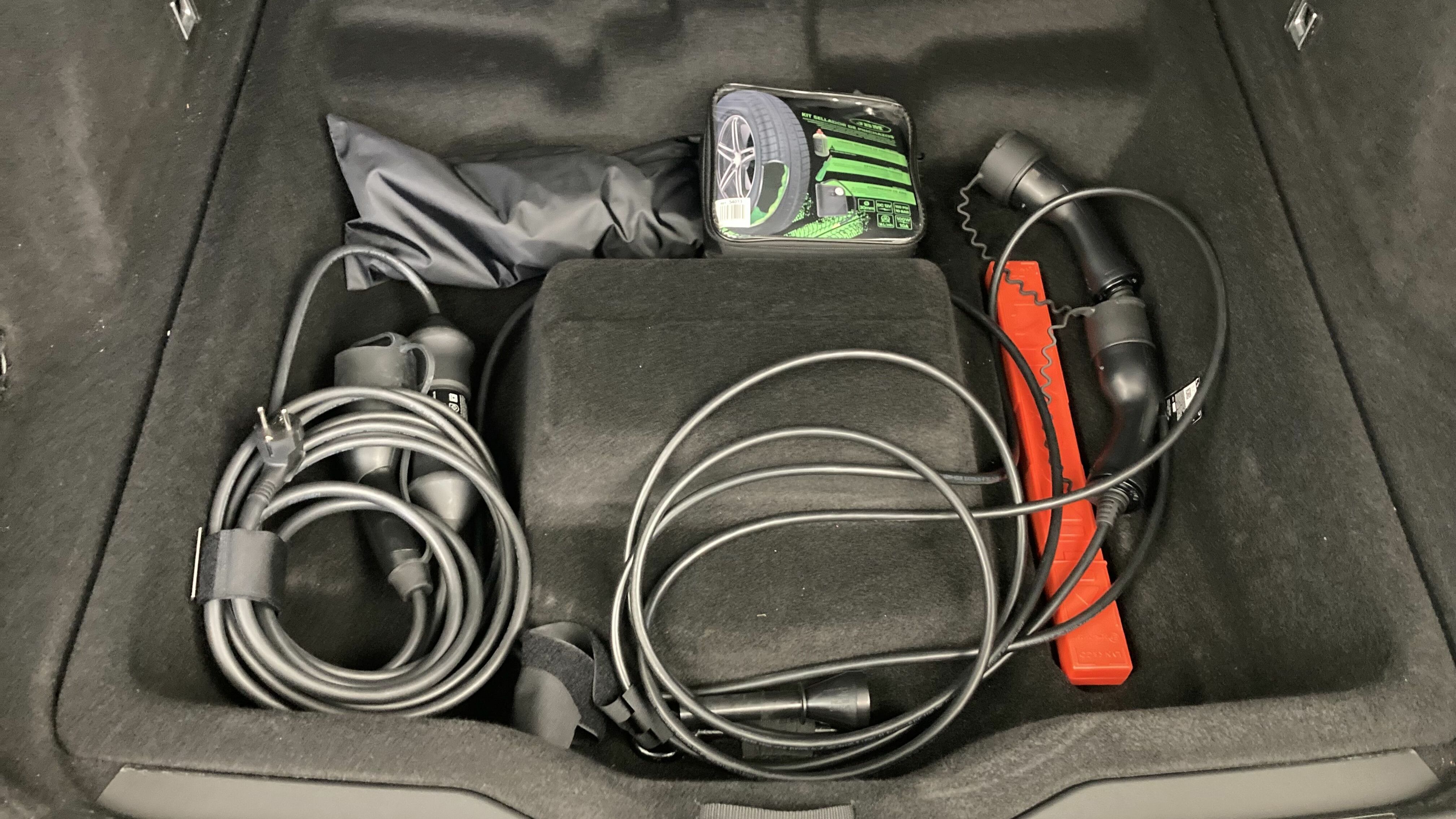 lynk&co 1 nv 1.5 PHEV 261 2022 black 24