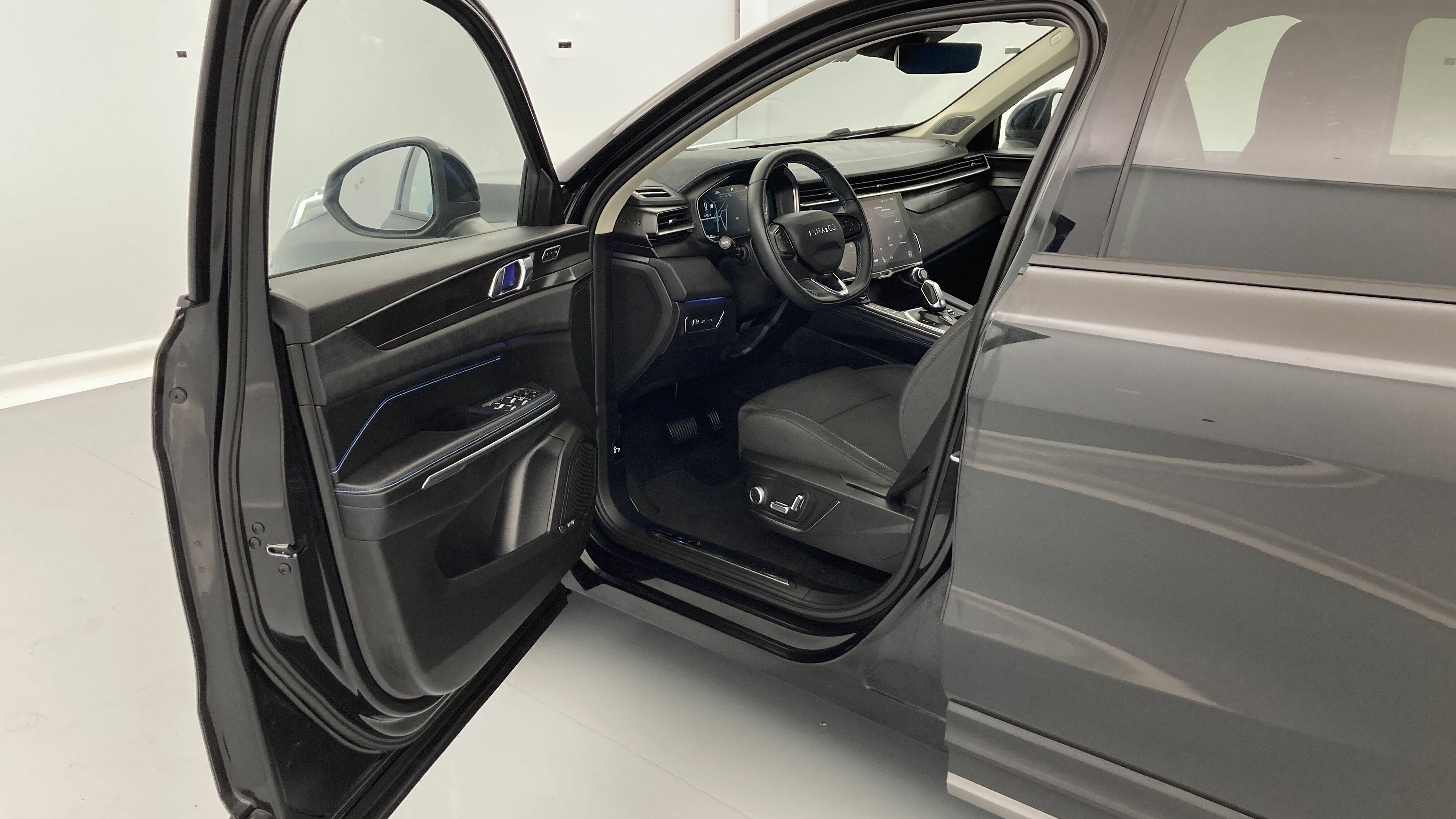 lynk&co 1 nv 1.5 PHEV 261 2022 black 14