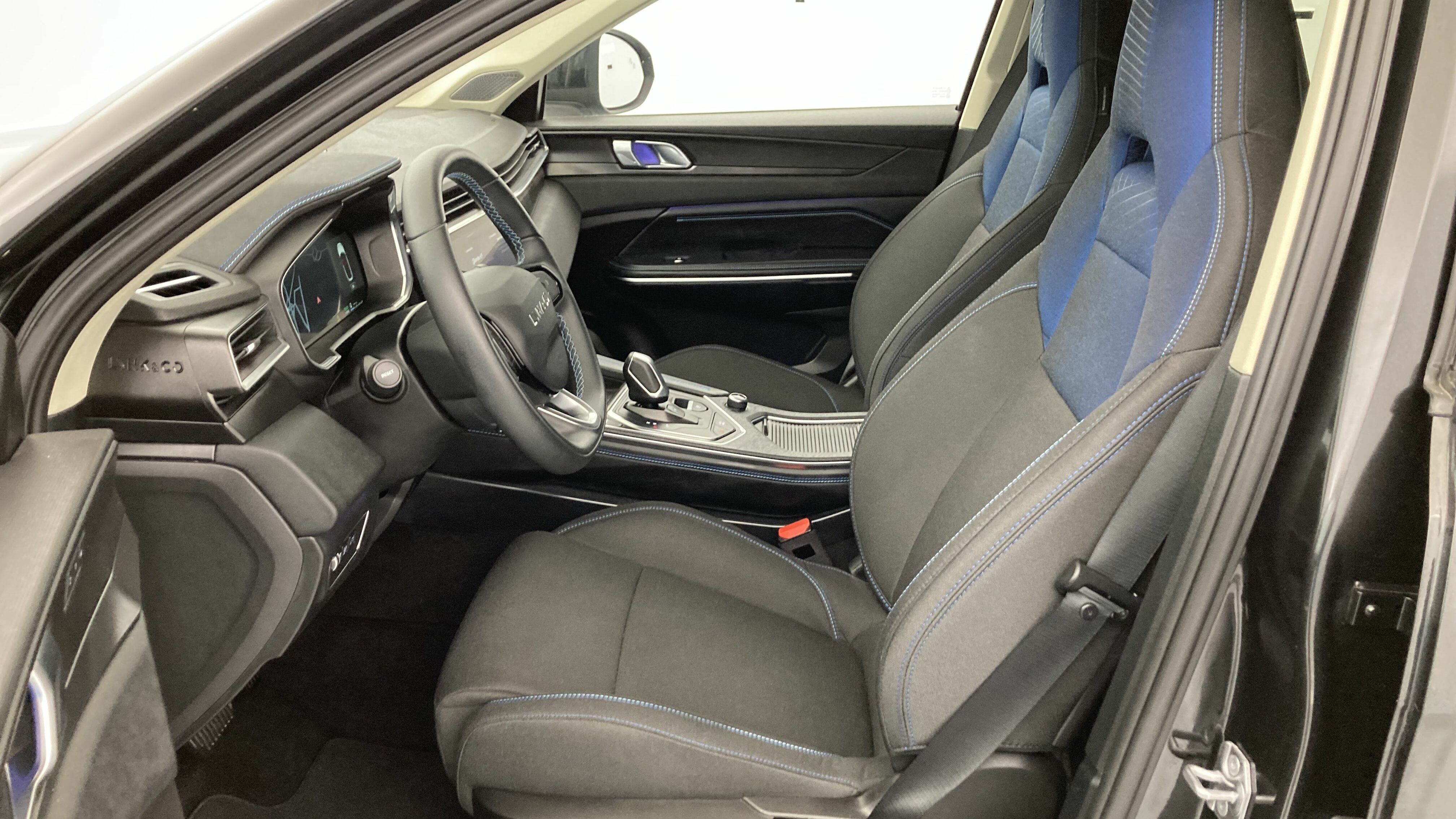 lynk&co 1 nv 1.5 PHEV 261 2022 black 15