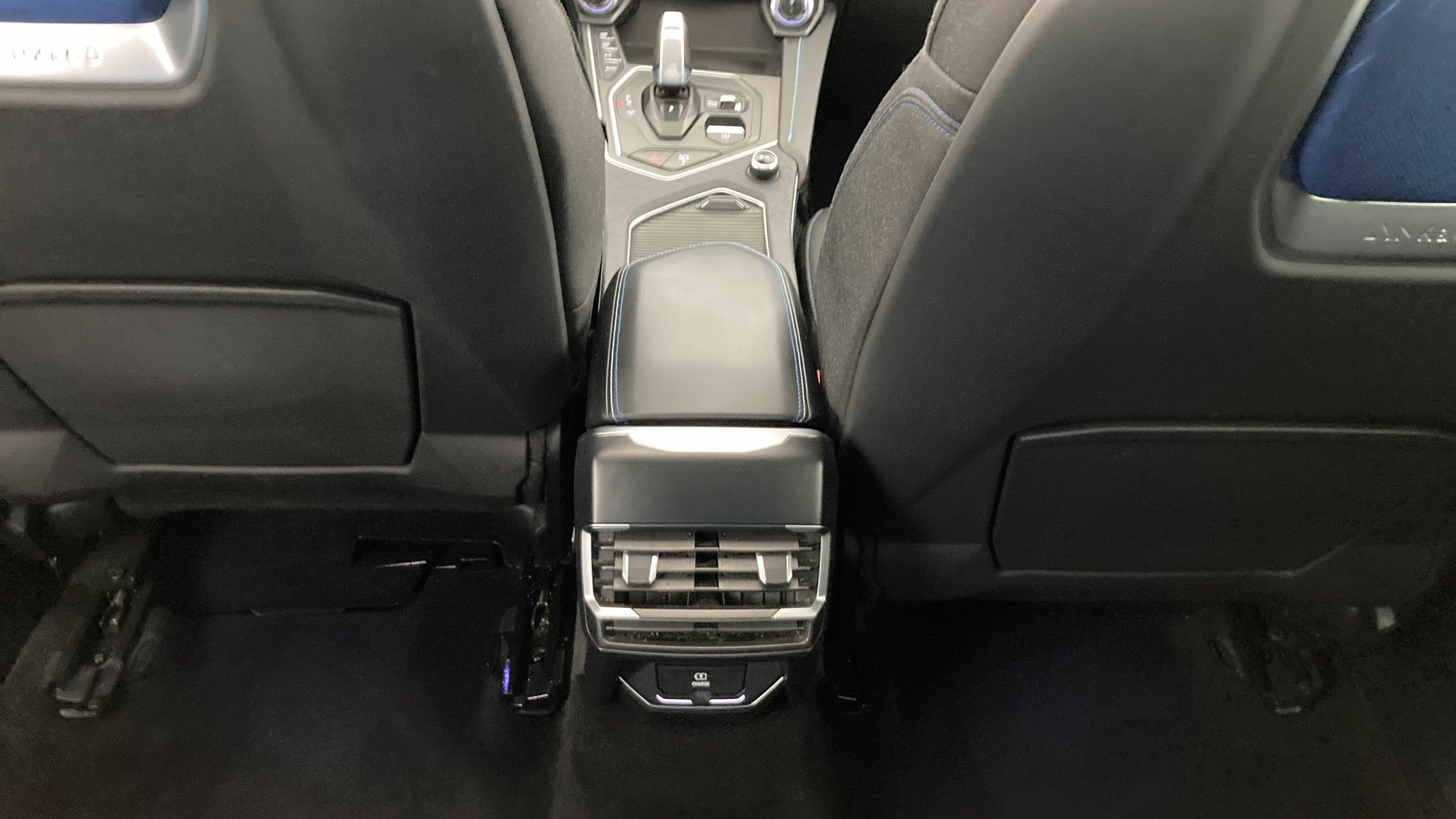 lynk&co 1 nv 1.5 PHEV 261 2022 black 23