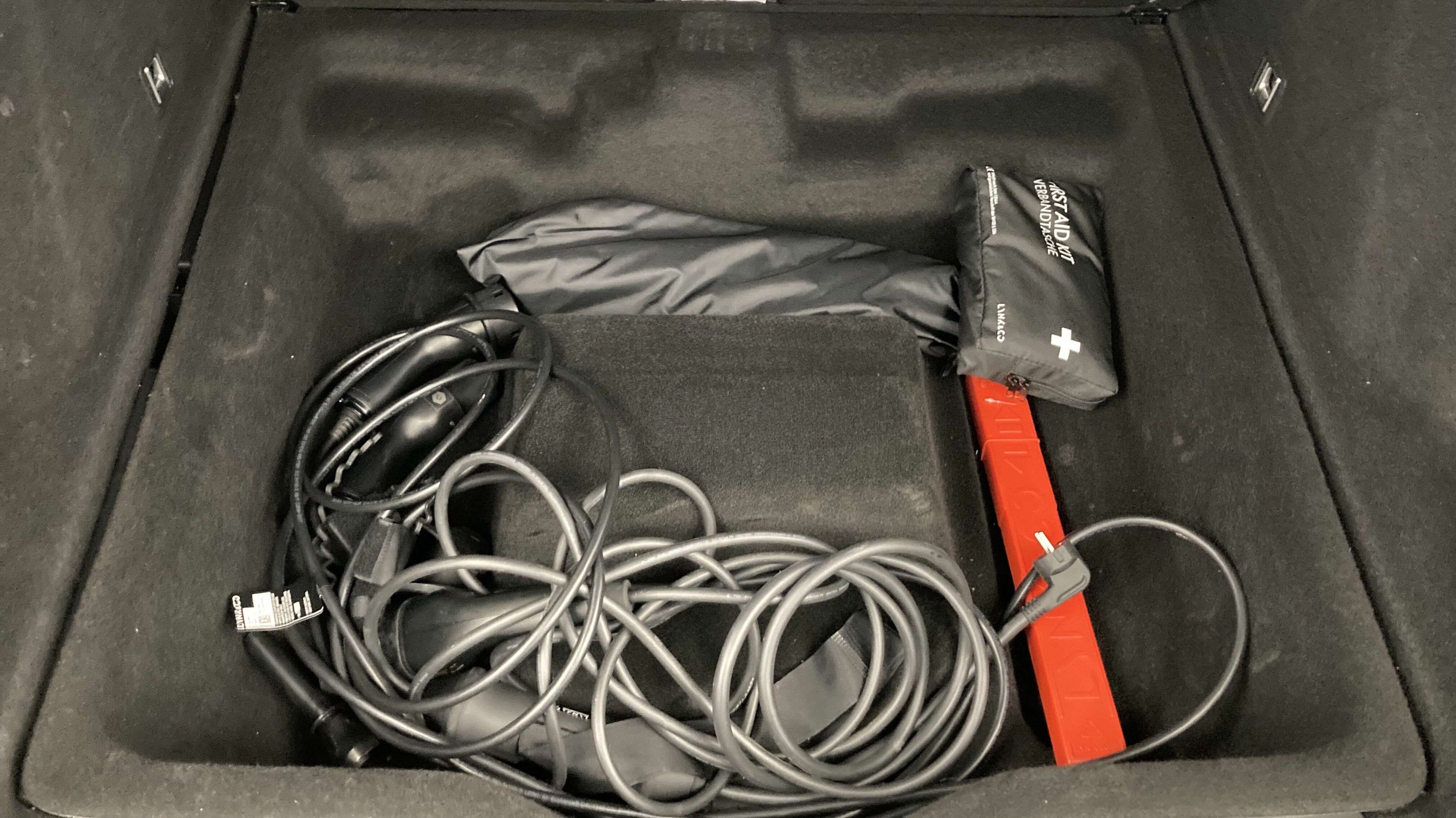 lynk&co 1 nv 1.5 PHEV 261 2022 black 24