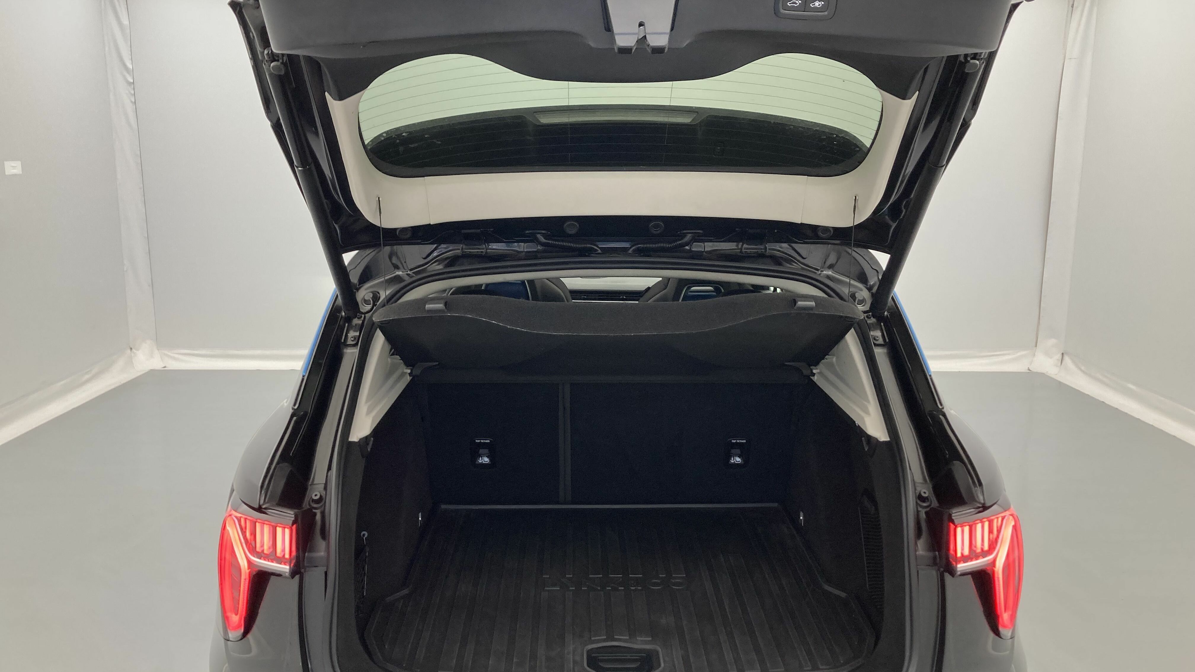 lynk&co 1 nv 1.5 PHEV 261 2022 black 25