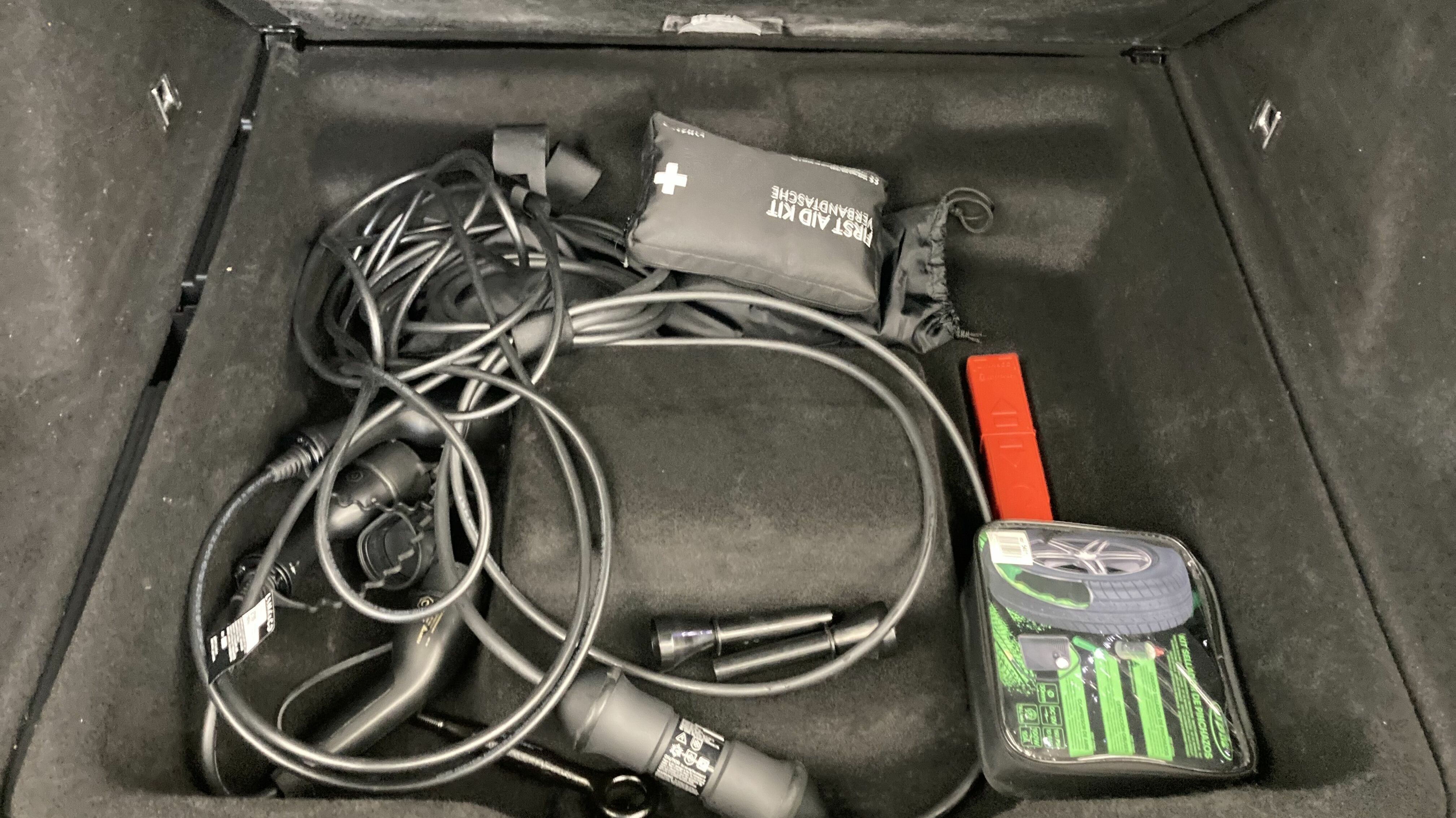 lynk&co 1 nv 1.5 PHEV 261 2022 black 24