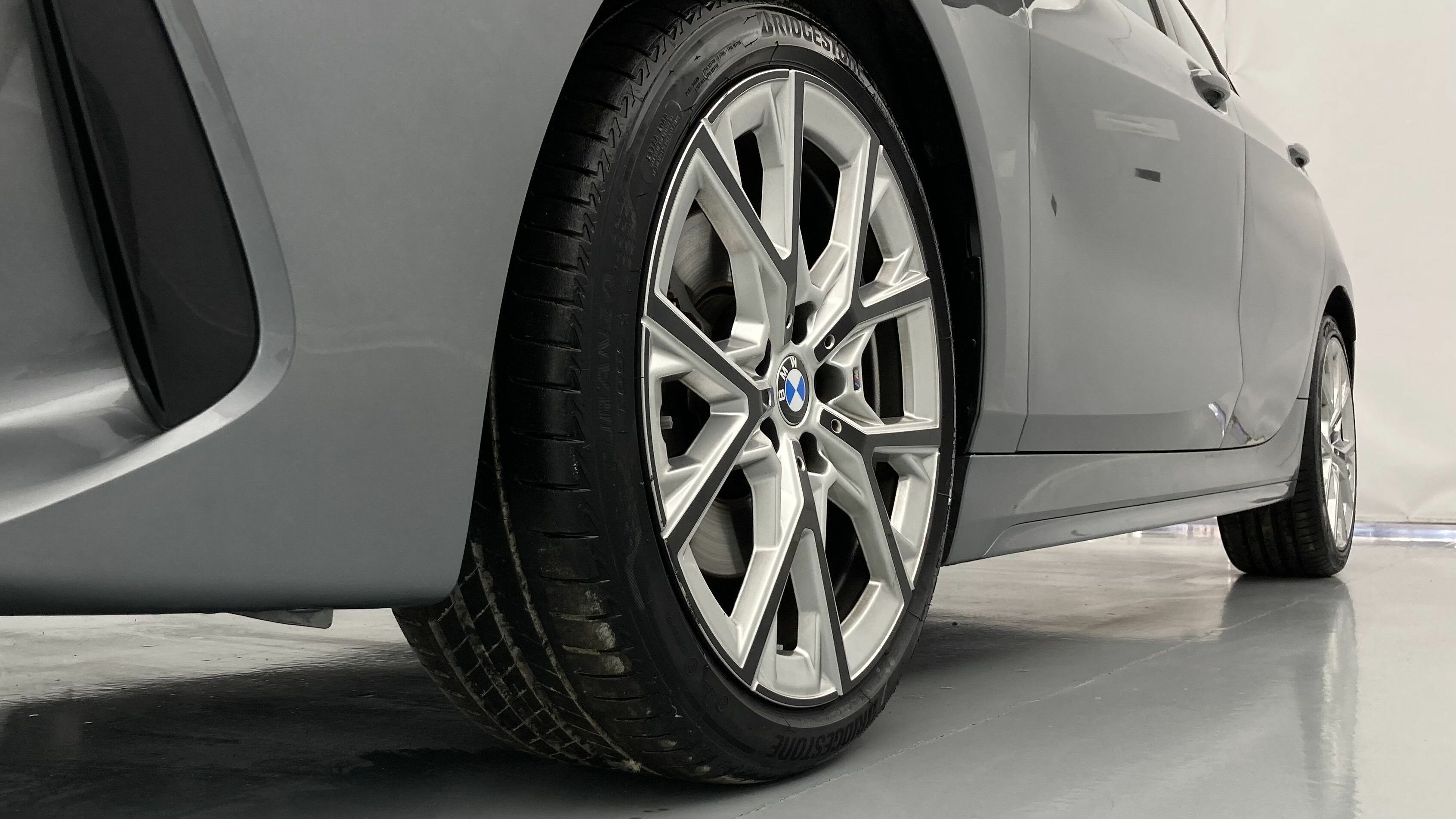 bmw serie 1 m sport colorvision 118I 136 STEPTRONIC 2024 skyscraper grau 26