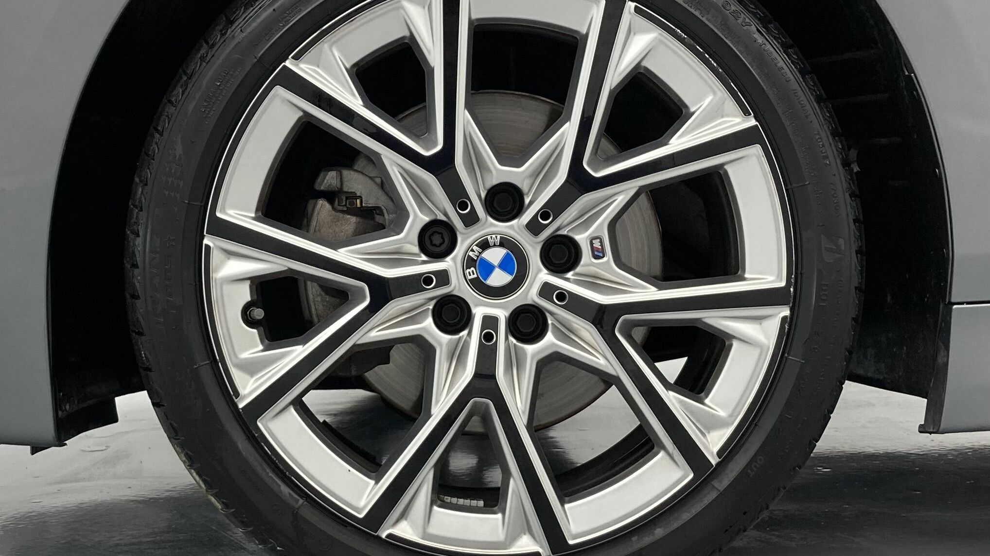 bmw serie 1 m sport colorvision 118I 136 STEPTRONIC 2024 skyscraper grau 27