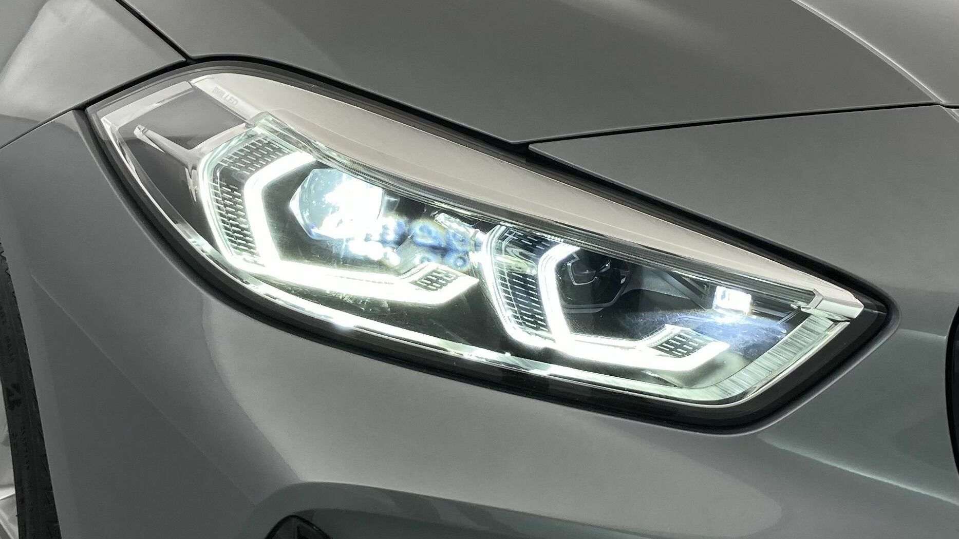 bmw serie 1 m sport colorvision 118I 136 STEPTRONIC 2024 skyscraper grau 29