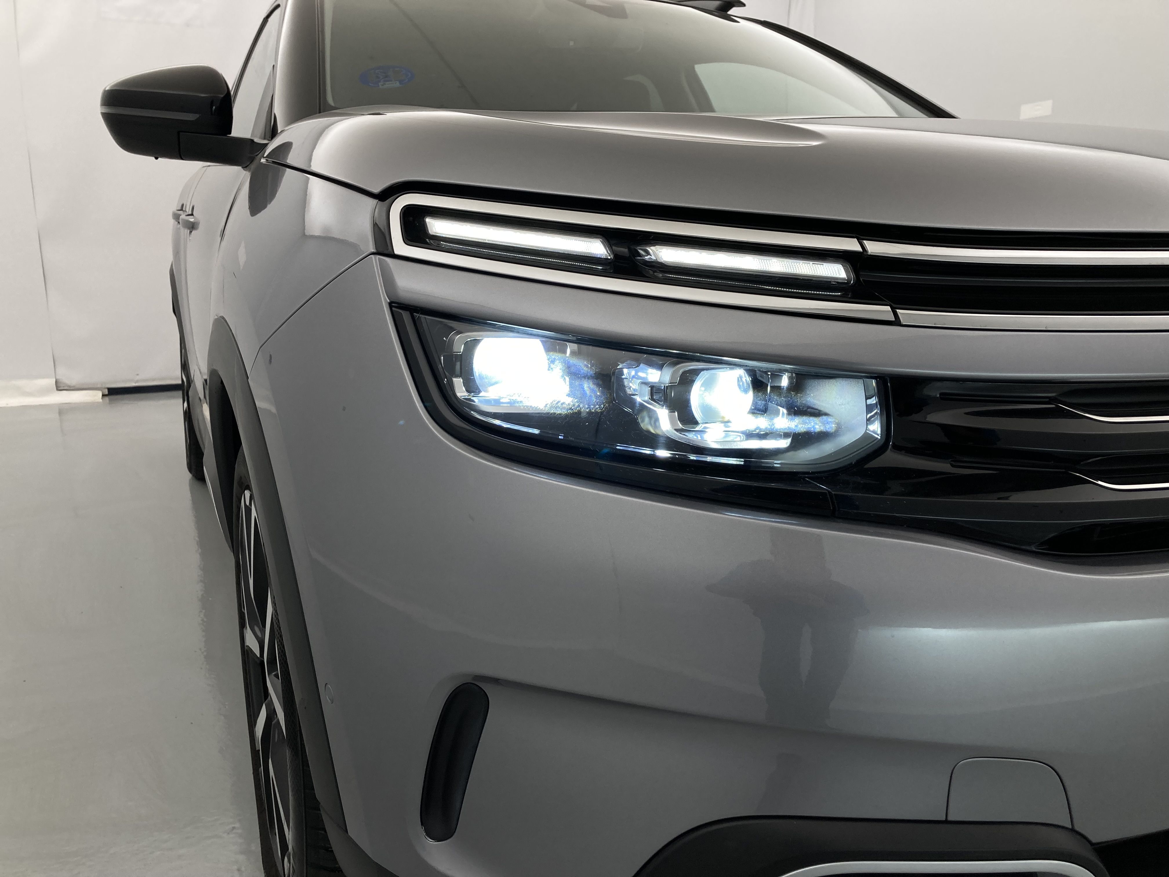 citroen c5 aircross shine 1.6 PURETECH HYBRID 225 E-EAT 2022 gris acier / negro 19