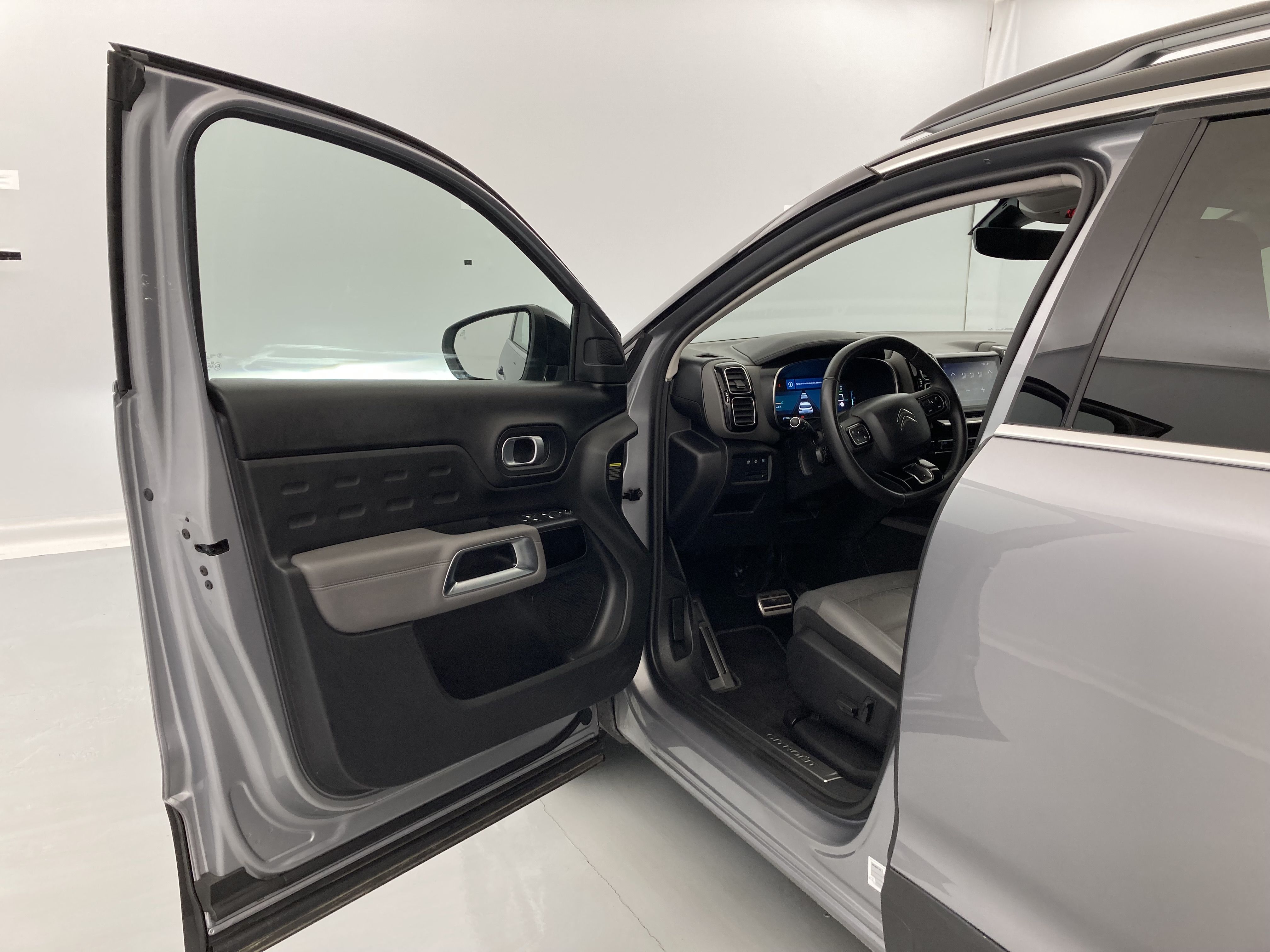 citroen c5 aircross shine 1.6 PURETECH HYBRID 225 E-EAT 2022 gris acier / negro 24