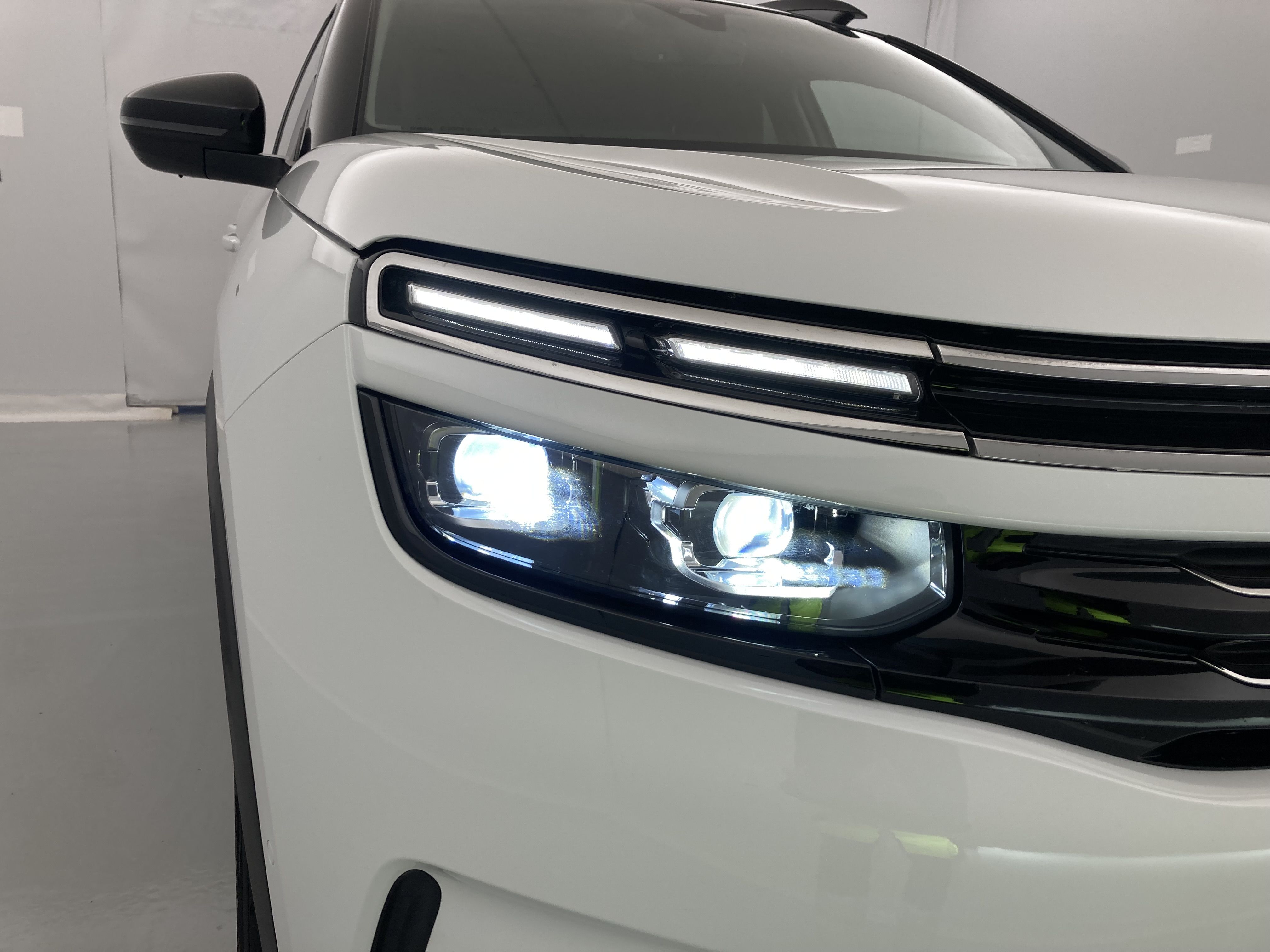 citroen c5 aircross shine 1.6 PURETECH HYBRID 225 E-EAT 2022 blanco nacarado / negro 26