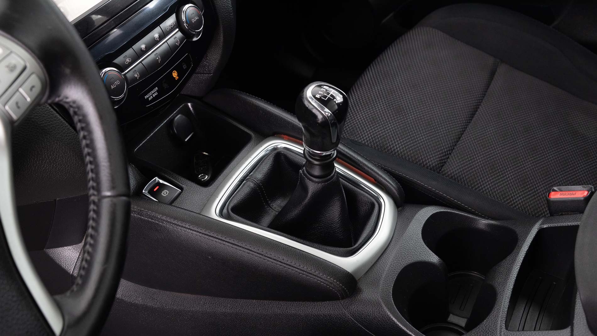 nissan qashqai n connecta 1.2 DIG-T 115 2017 negro 19