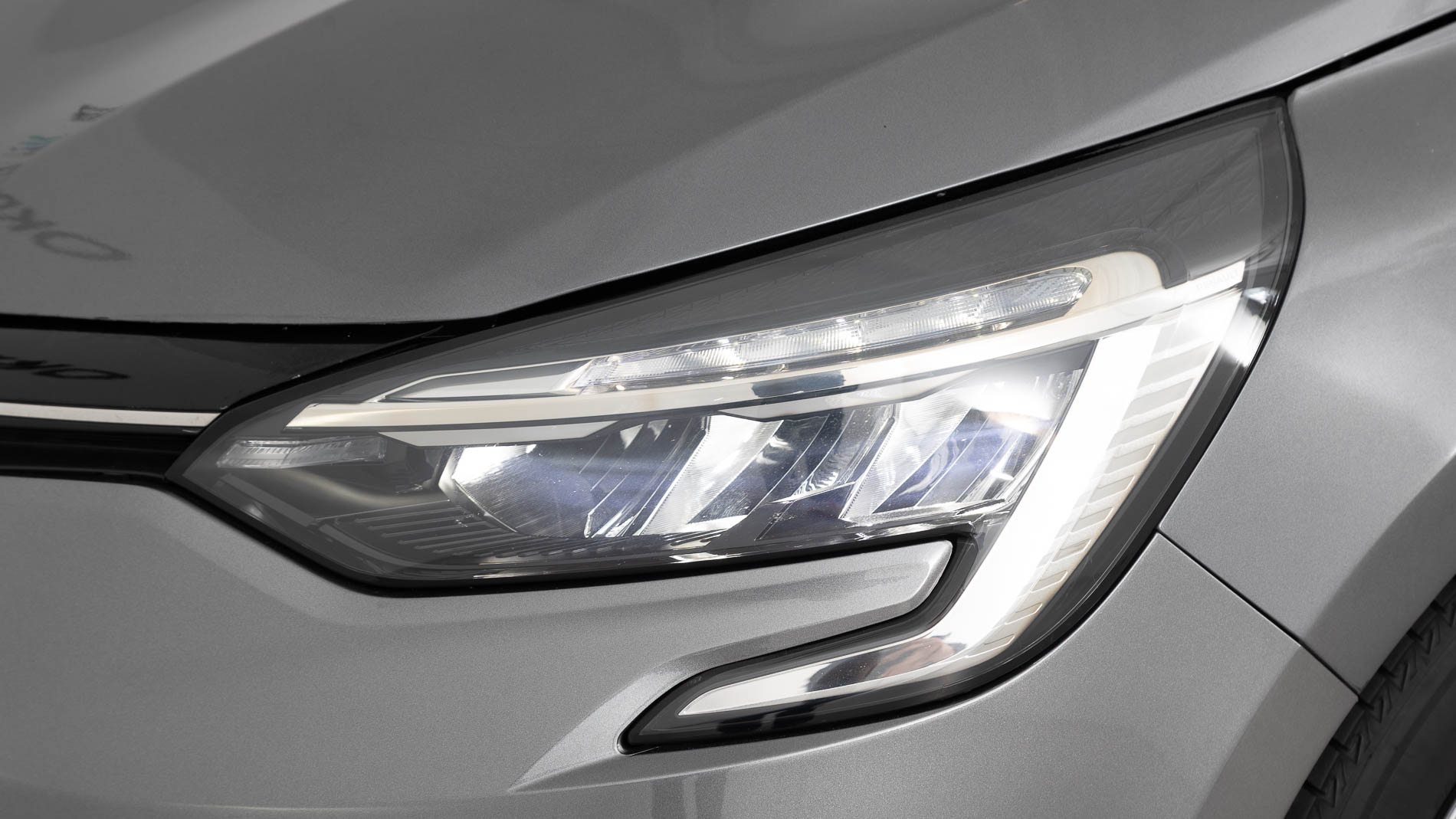 renault clio equilibre 1.0 TCE 90 2023 gris pizarra 32