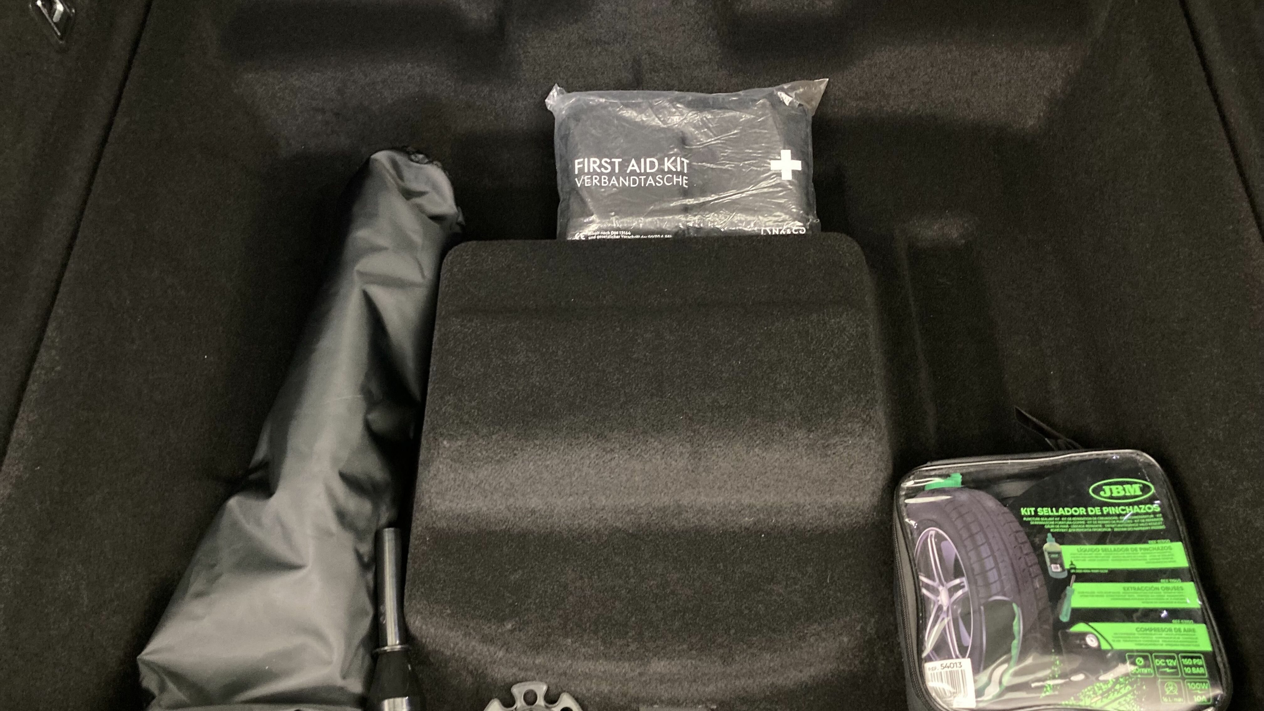 lynk&co 1 nv 1.5 HEV 197 2021 negro 24