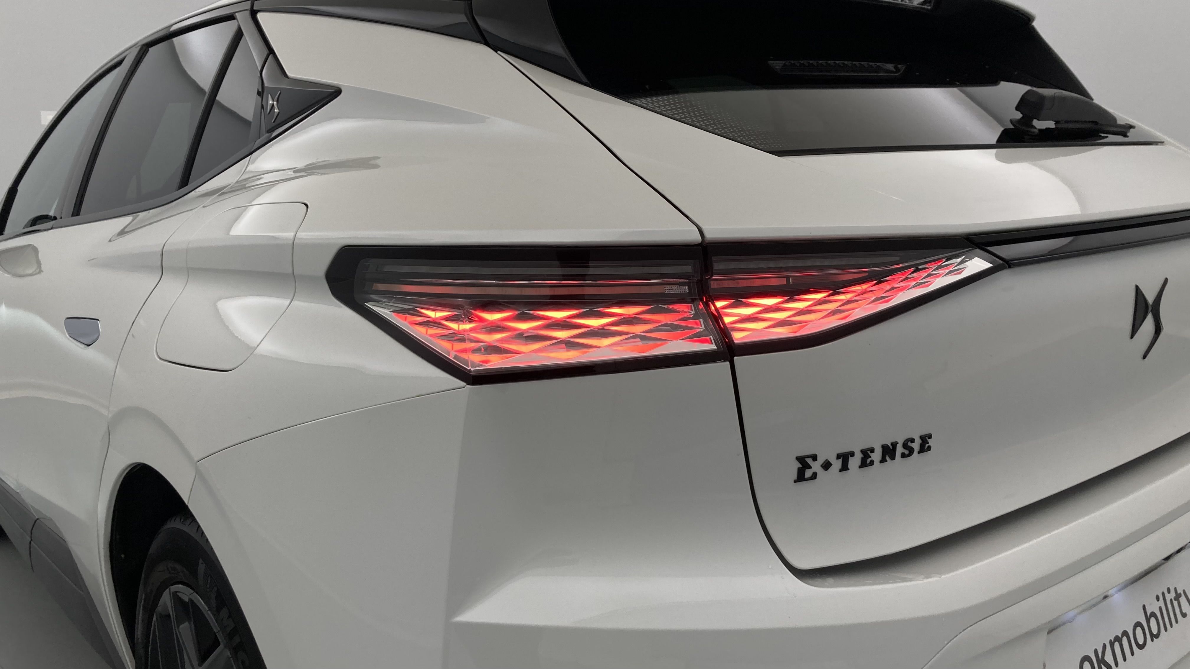 ds ds4 performance line + E-TENSE 225 CA 2023 blanco nacarado 31