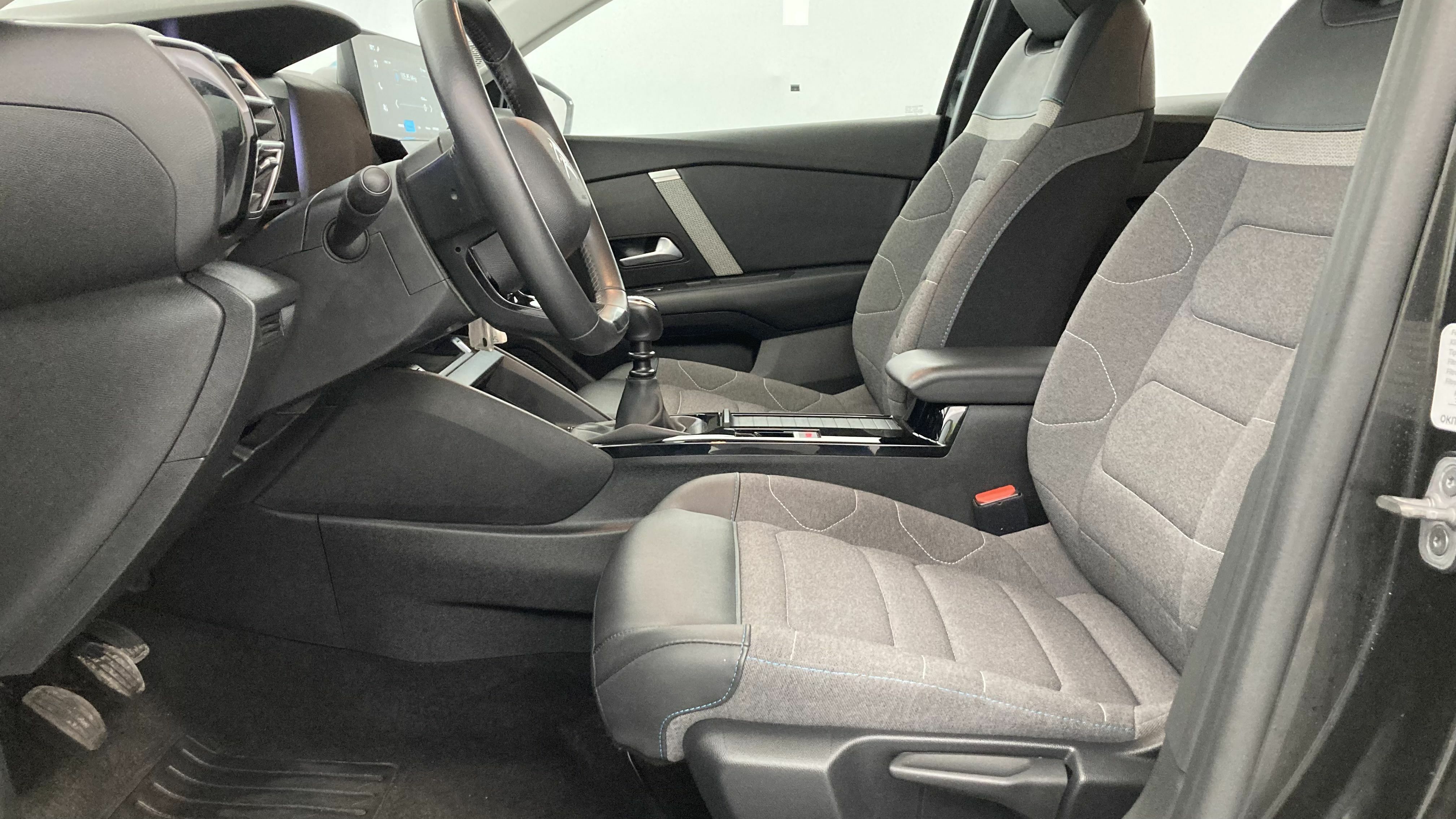 citroen c4 feel pack 1.2 PURETECH 130 2023 negro perla nera 14