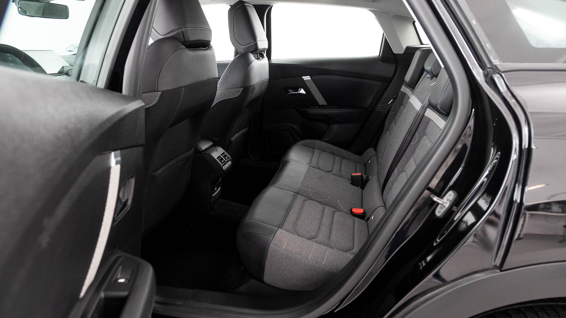 citroen c4 feel pack 1.2 PURETECH 130 2023 negro perla nera 21