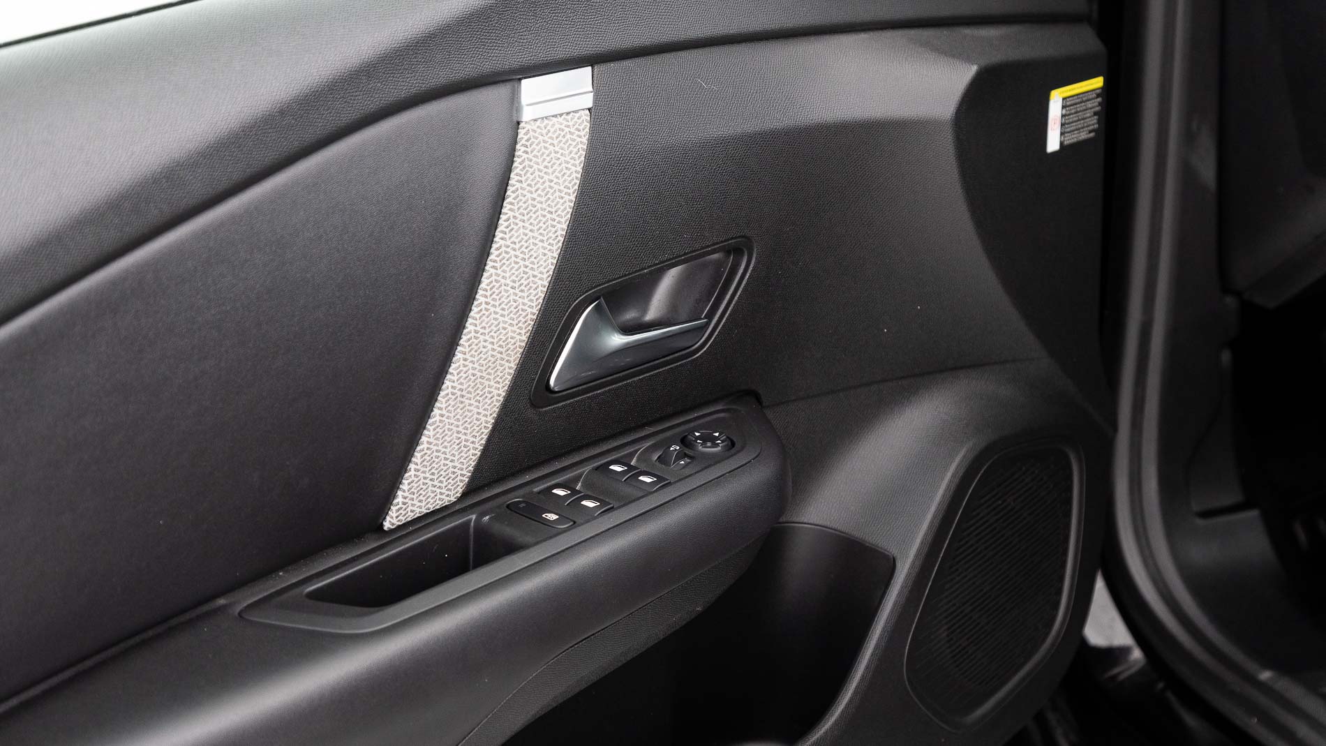 citroen c4 feel pack 1.2 PURETECH 130 2023 negro perla nera 22