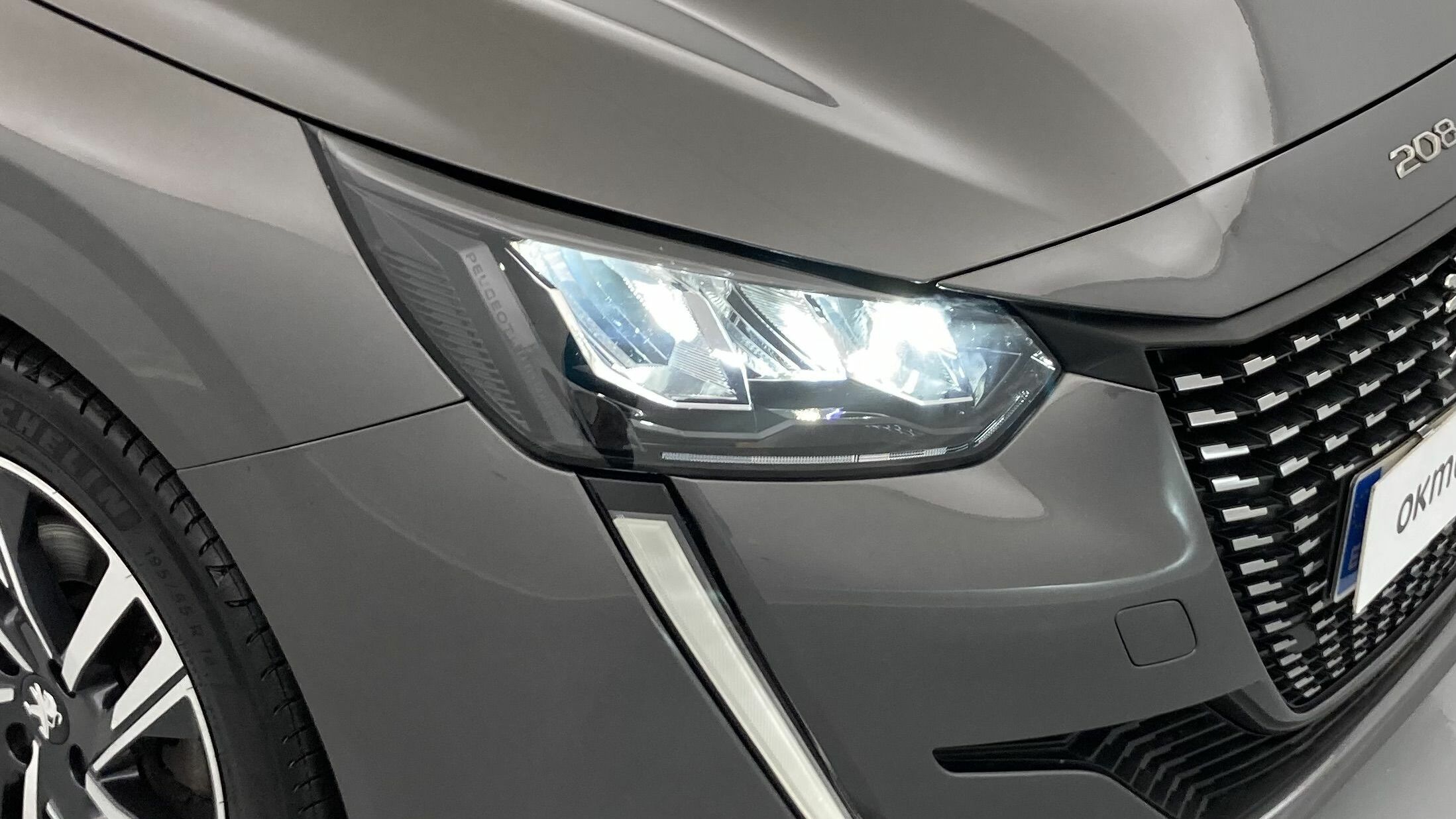 peugeot 208 allure 1.2 PURETECH 100 2023 gris platino 24