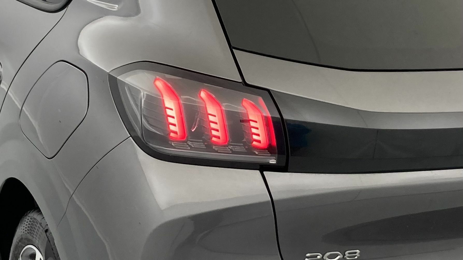 peugeot 208 allure 1.2 PURETECH 100 2023 gris platino 25