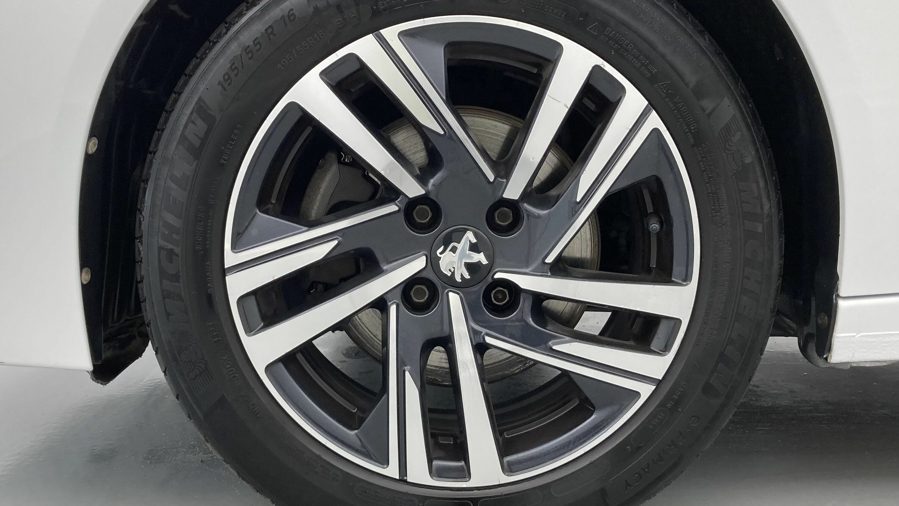 peugeot 208 allure 1.2 PURETECH 100 2023 blanco banquise 28