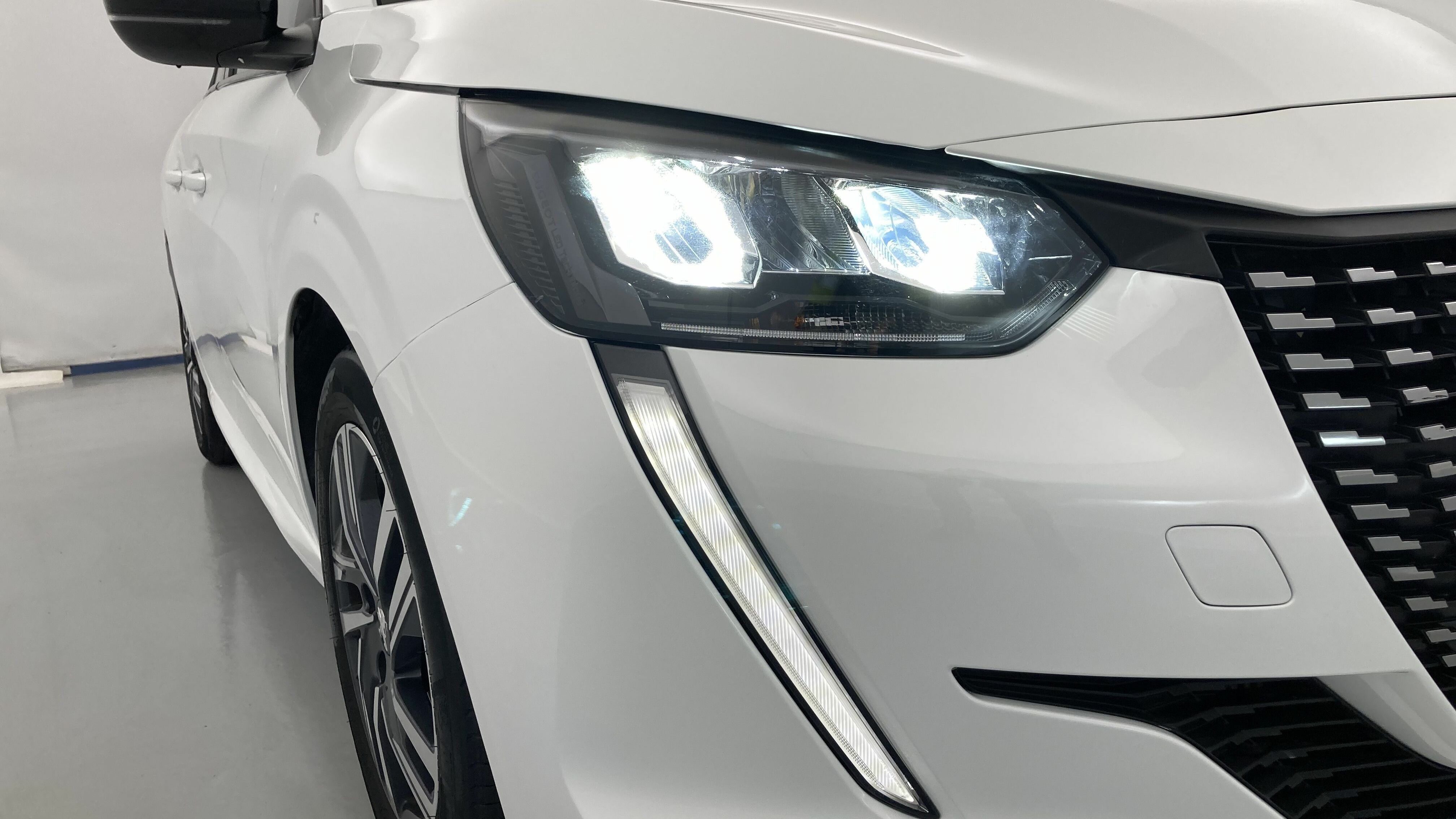 peugeot 208 allure 1.2 PURETECH 100 2023 blanco banquise 30