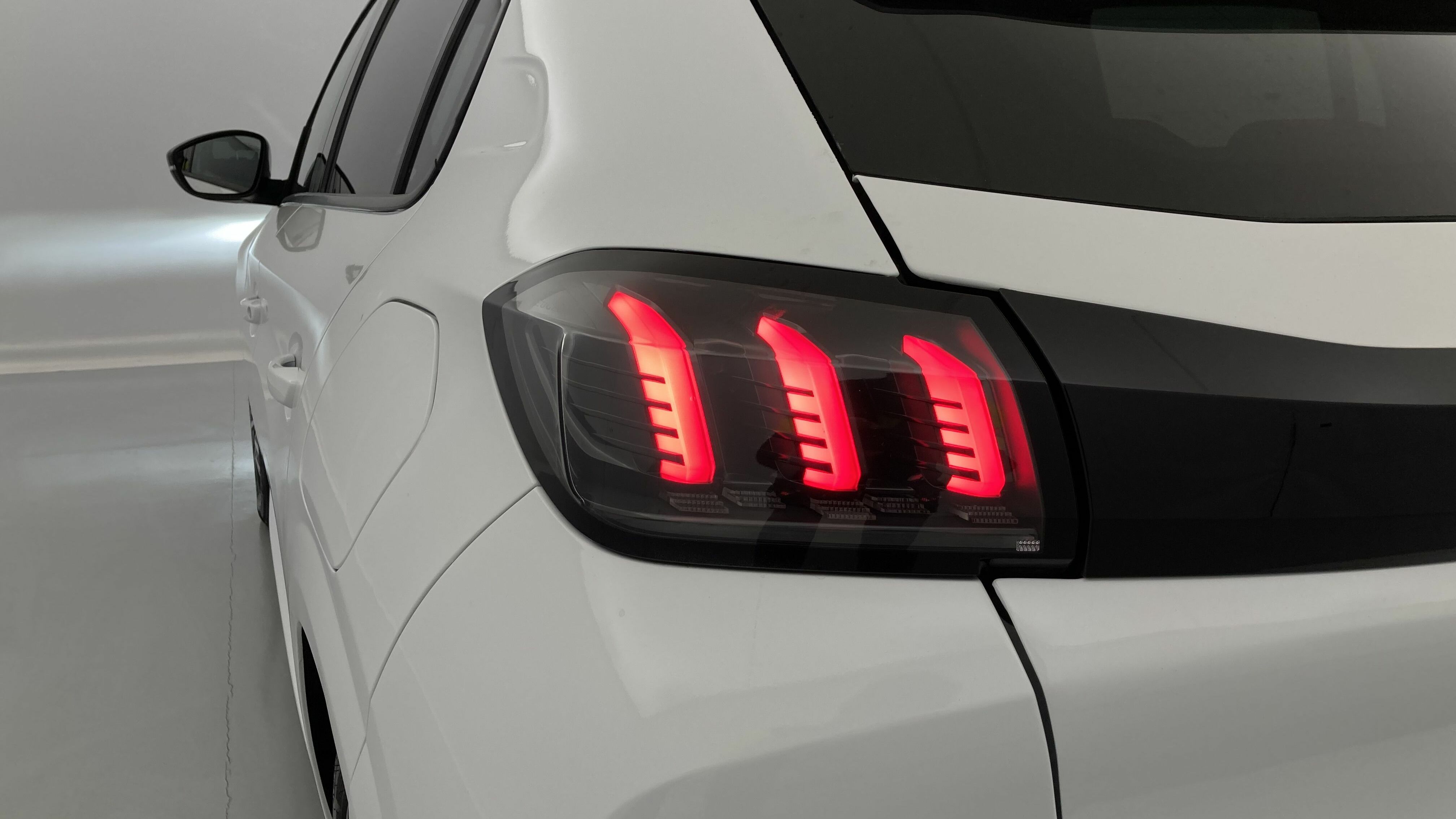 peugeot 208 allure 1.2 PURETECH 100 2023 blanco banquise 31