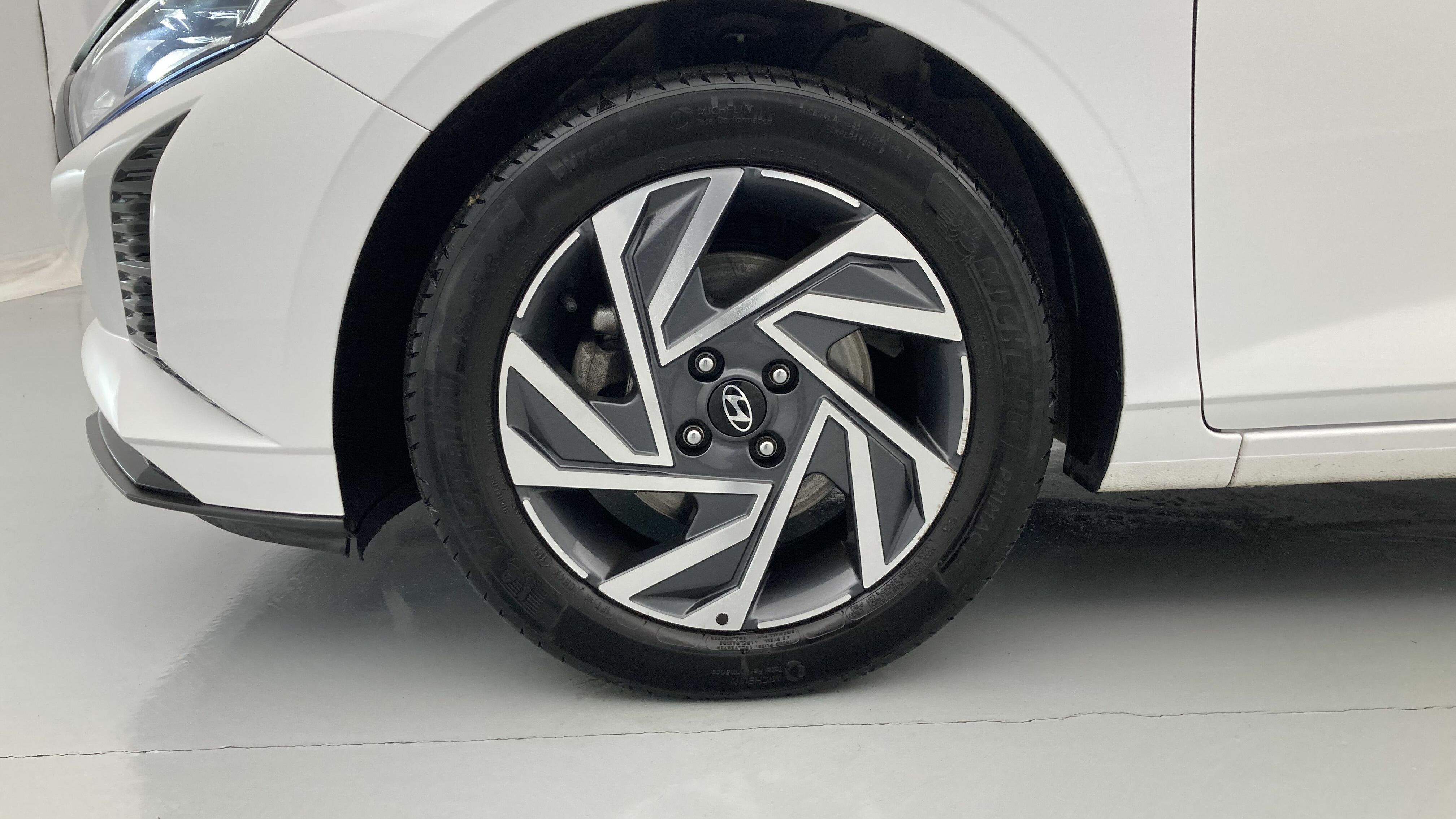 hyundai i20 klass 1.0 TGDI 100 2024 atlas white 26