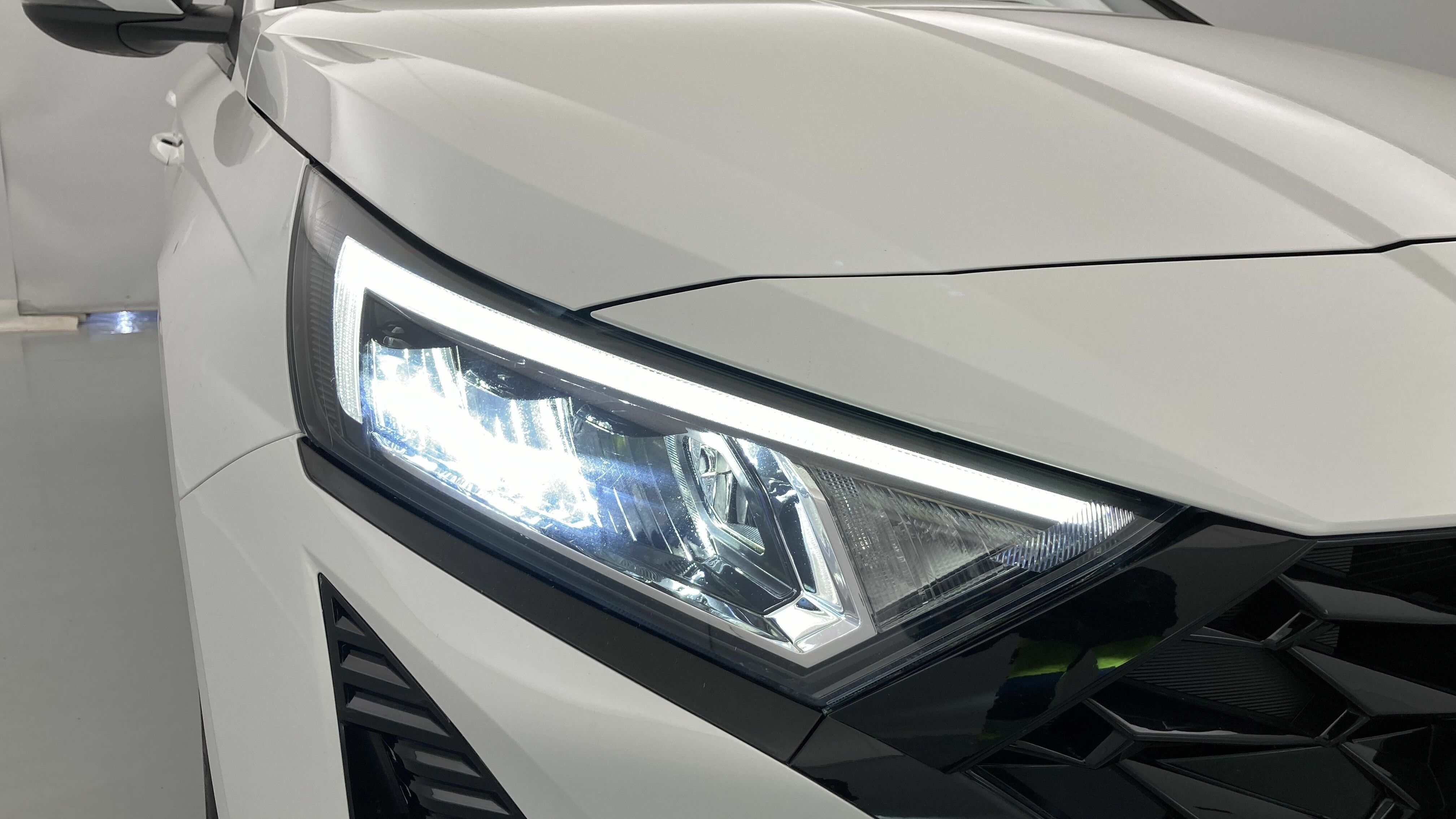 hyundai i20 klass 1.0 TGDI 100 2024 atlas white 24