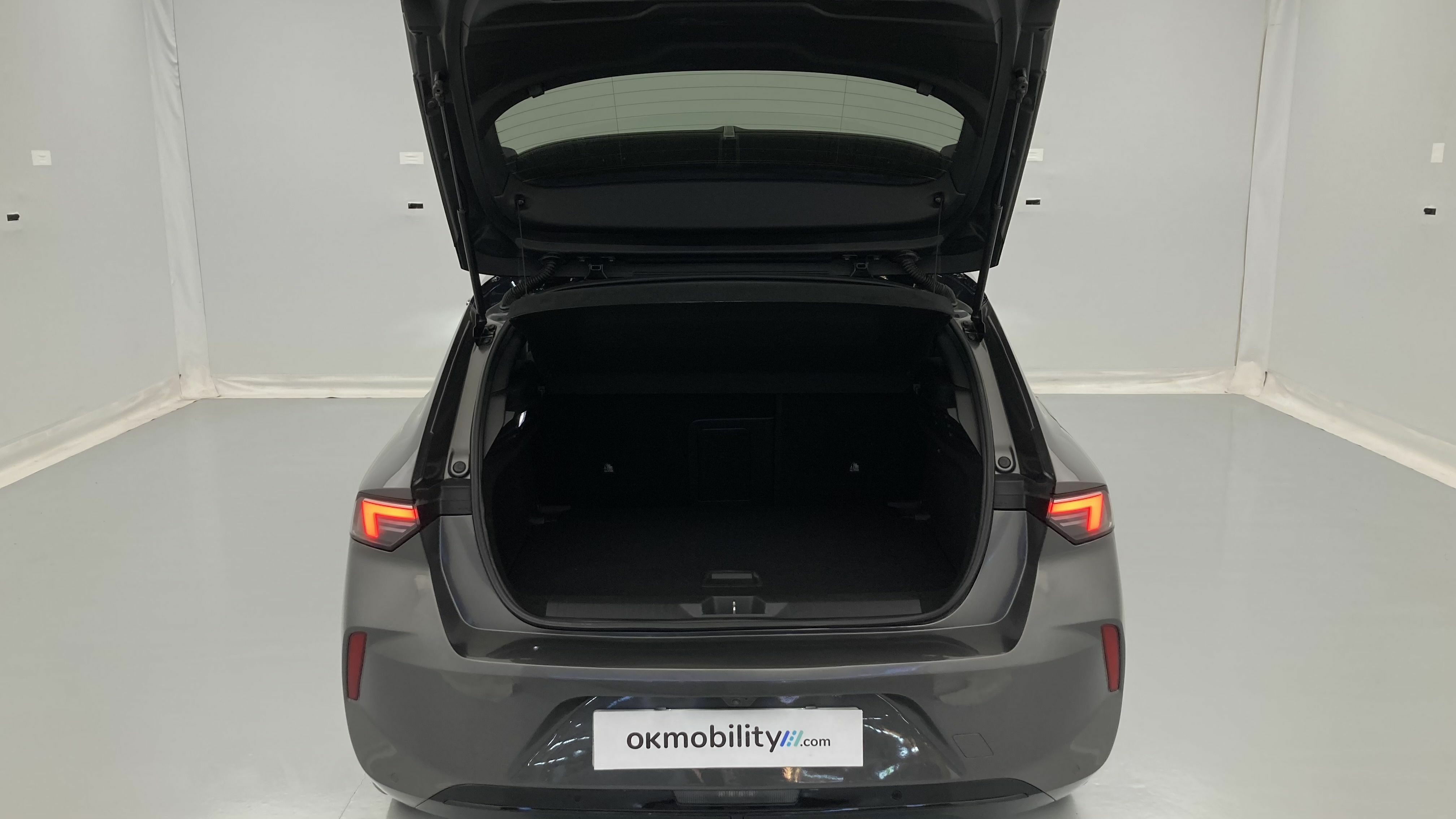 opel astra gs line 1.5D 130 AT 2022 vulkan grey / negro 23