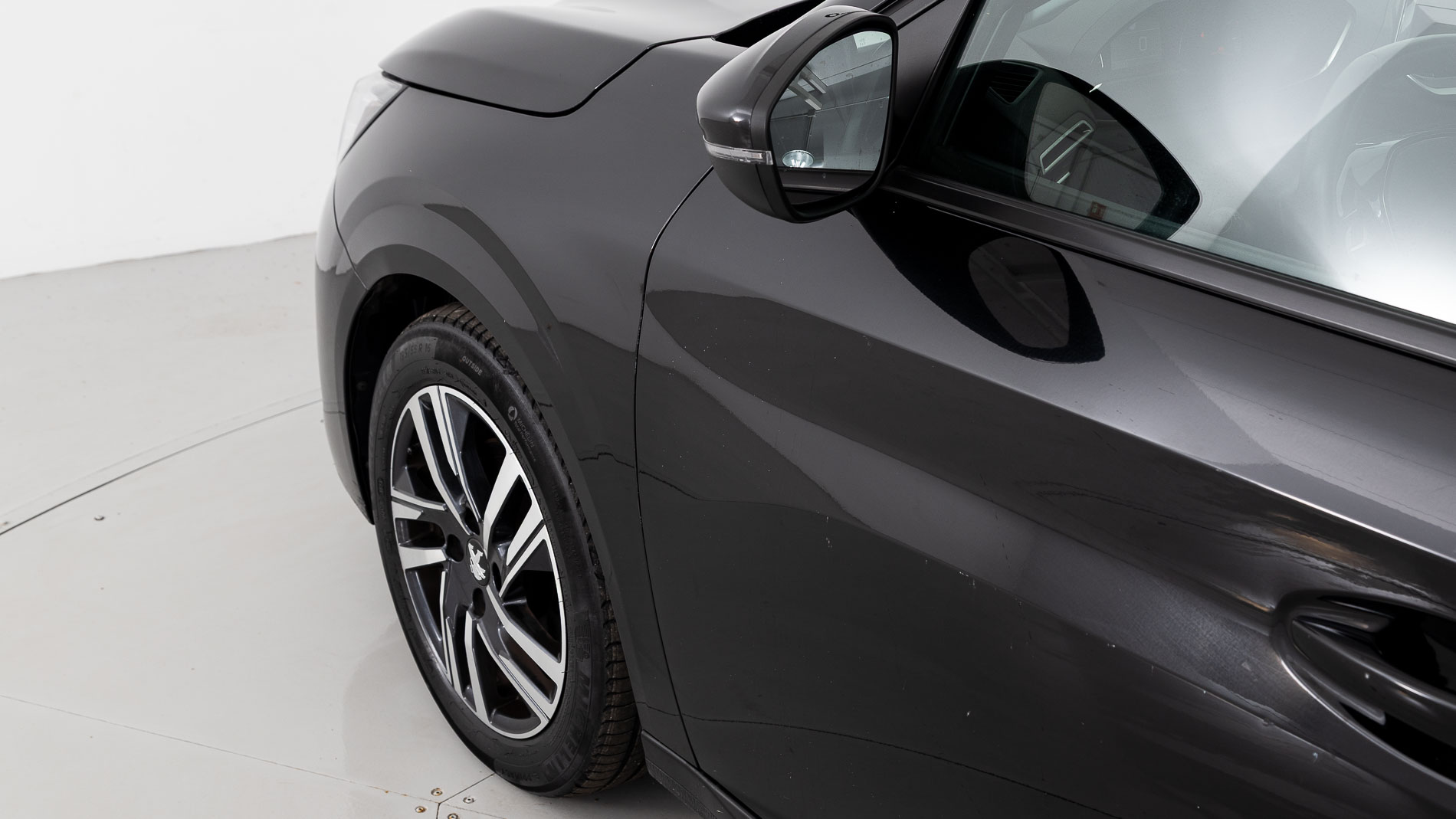 peugeot 208 allure 1.2 PURETECH 100 2023 negro perla nera (metalizado) 23