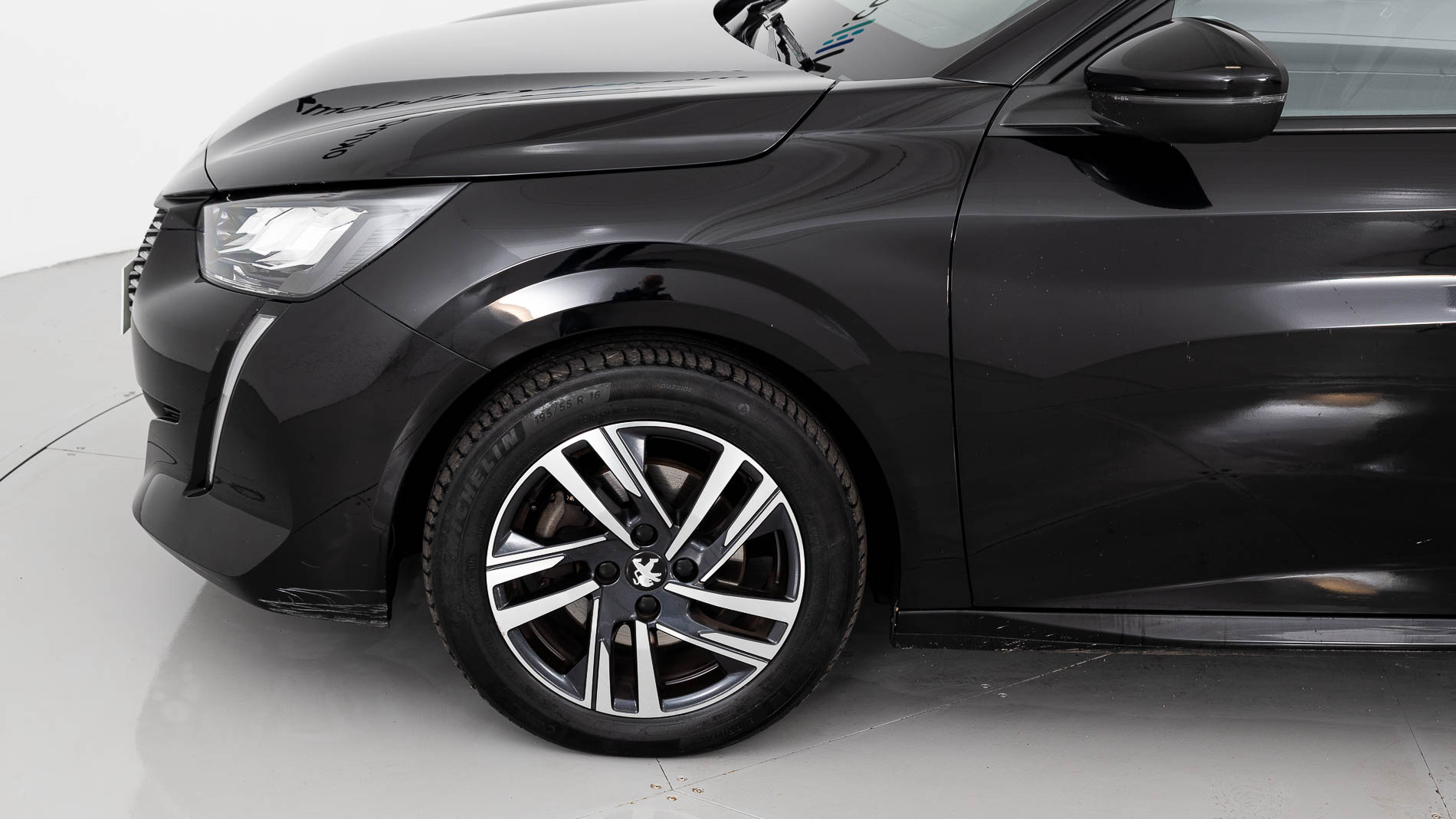 peugeot 208 allure 1.2 PURETECH 100 2023 negro perla nera (metalizado) 24