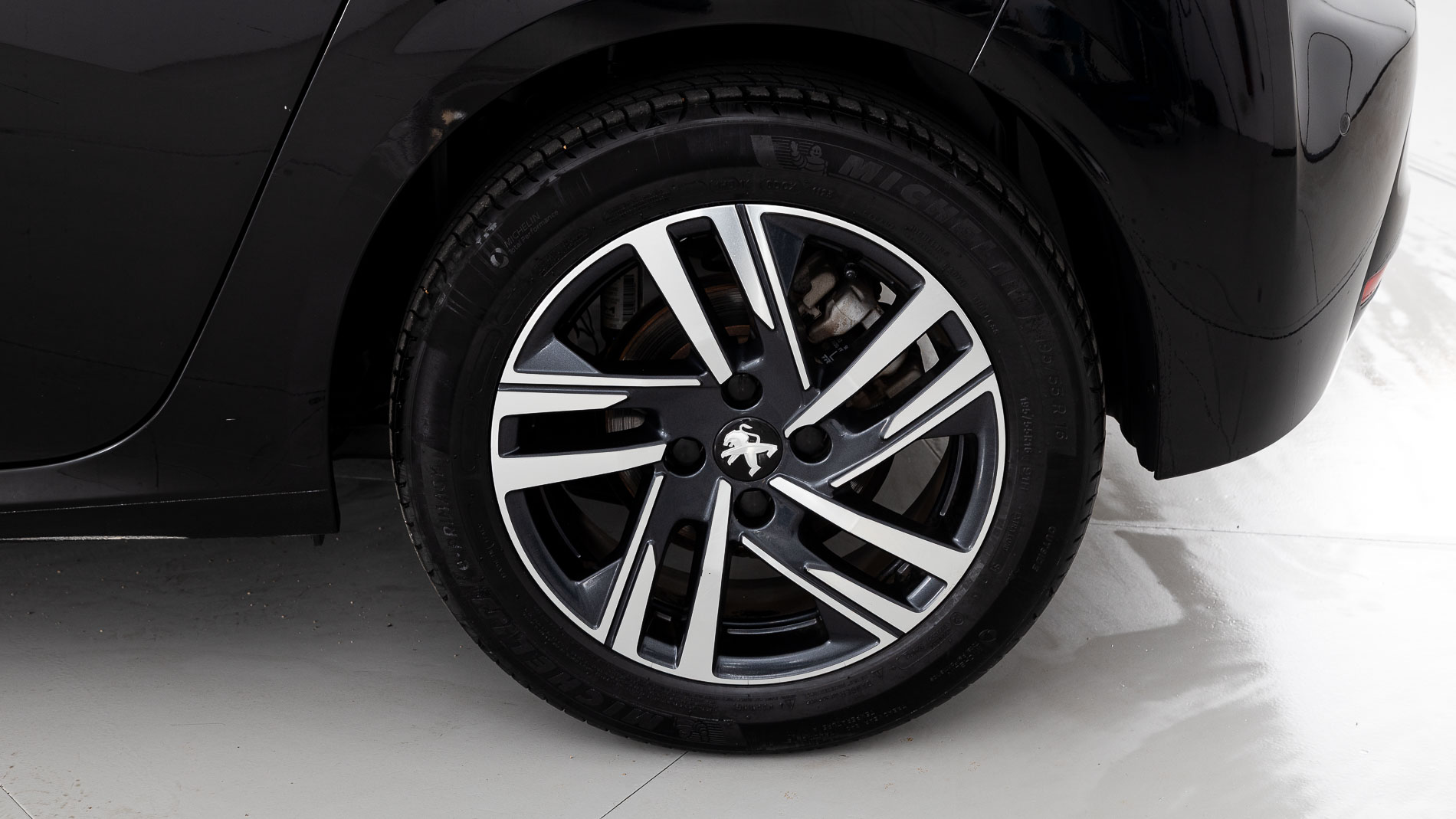 peugeot 208 allure 1.2 PURETECH 100 2023 negro perla nera (metalizado) 25