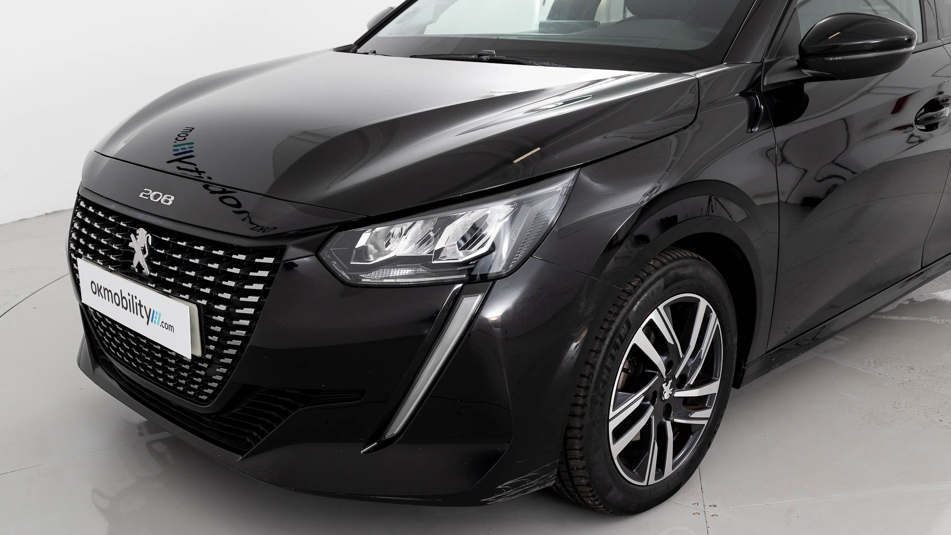 peugeot 208 allure 1.2 PURETECH 100 2023 negro perla nera (metalizado) 28