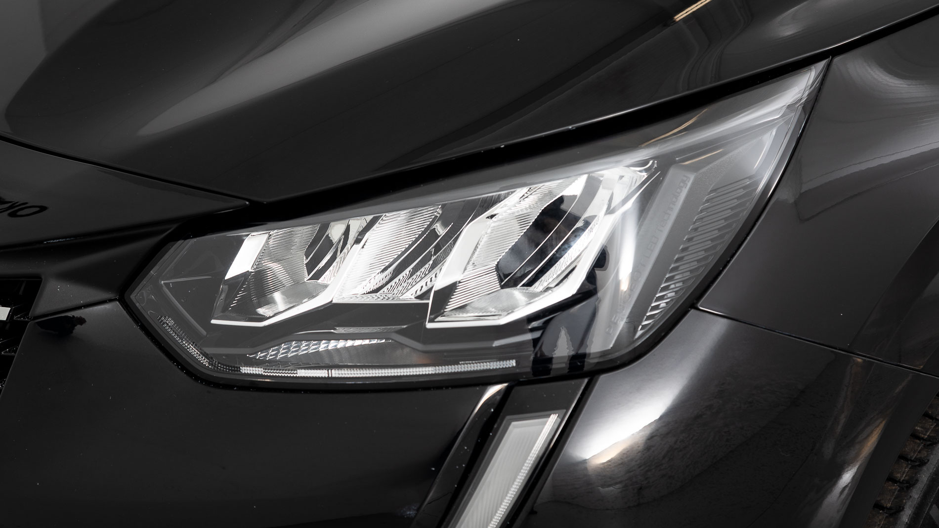 peugeot 208 allure 1.2 PURETECH 100 2023 negro perla nera (metalizado) 29