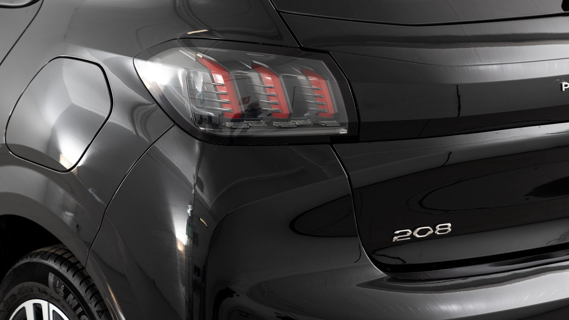 peugeot 208 allure 1.2 PURETECH 100 2023 negro perla nera (metalizado) 30