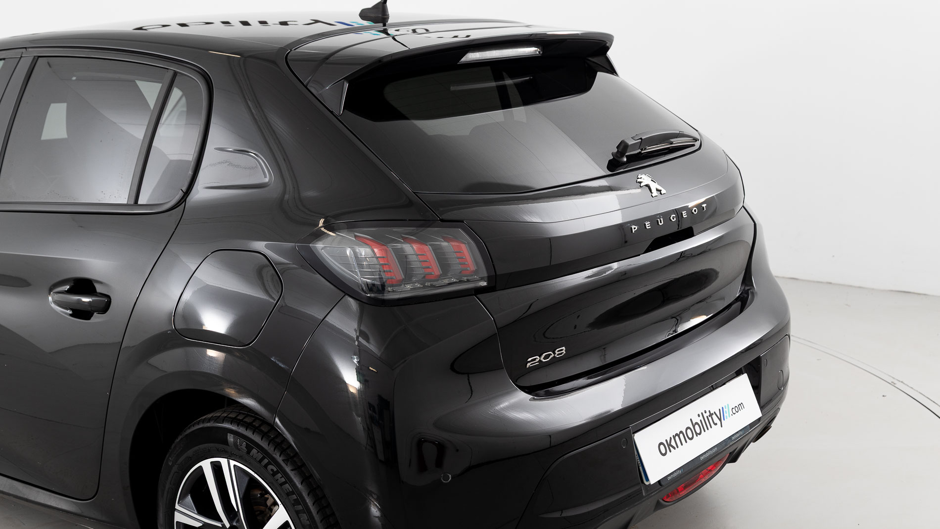 peugeot 208 allure 1.2 PURETECH 100 2023 negro perla nera (metalizado) 35