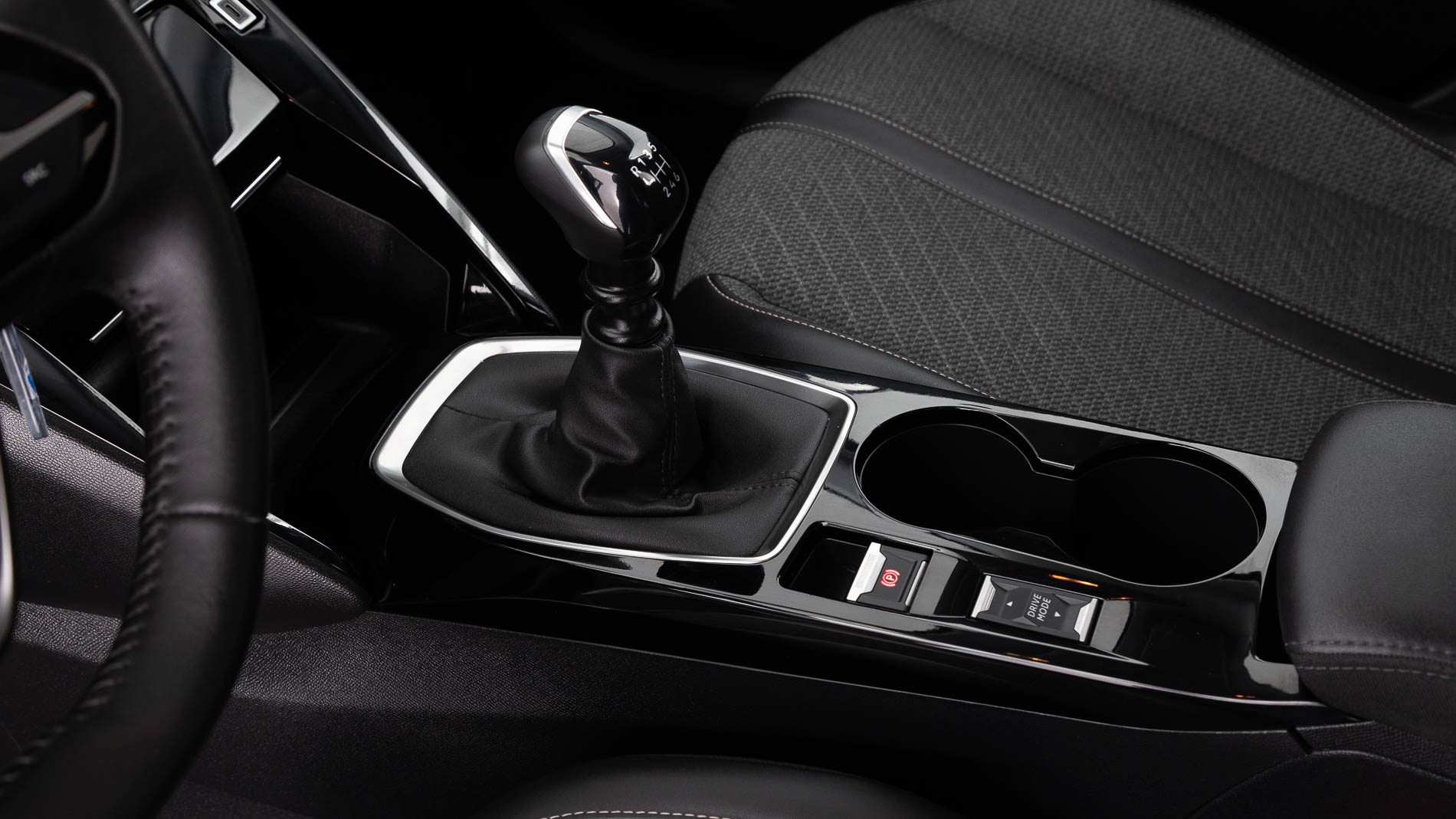 peugeot 208 allure 1.2 PURETECH 100 2024 gris artense 17