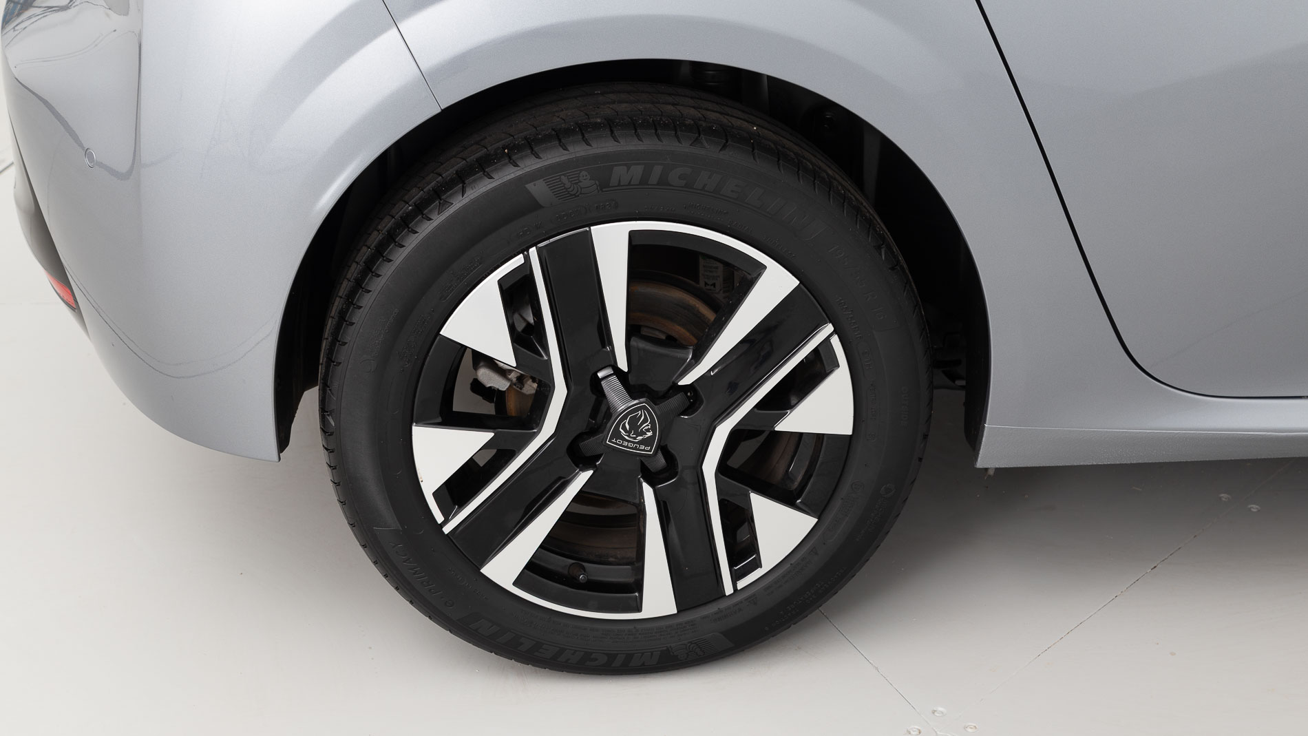 peugeot 208 allure 1.2 PURETECH 100 2024 gris artense 24