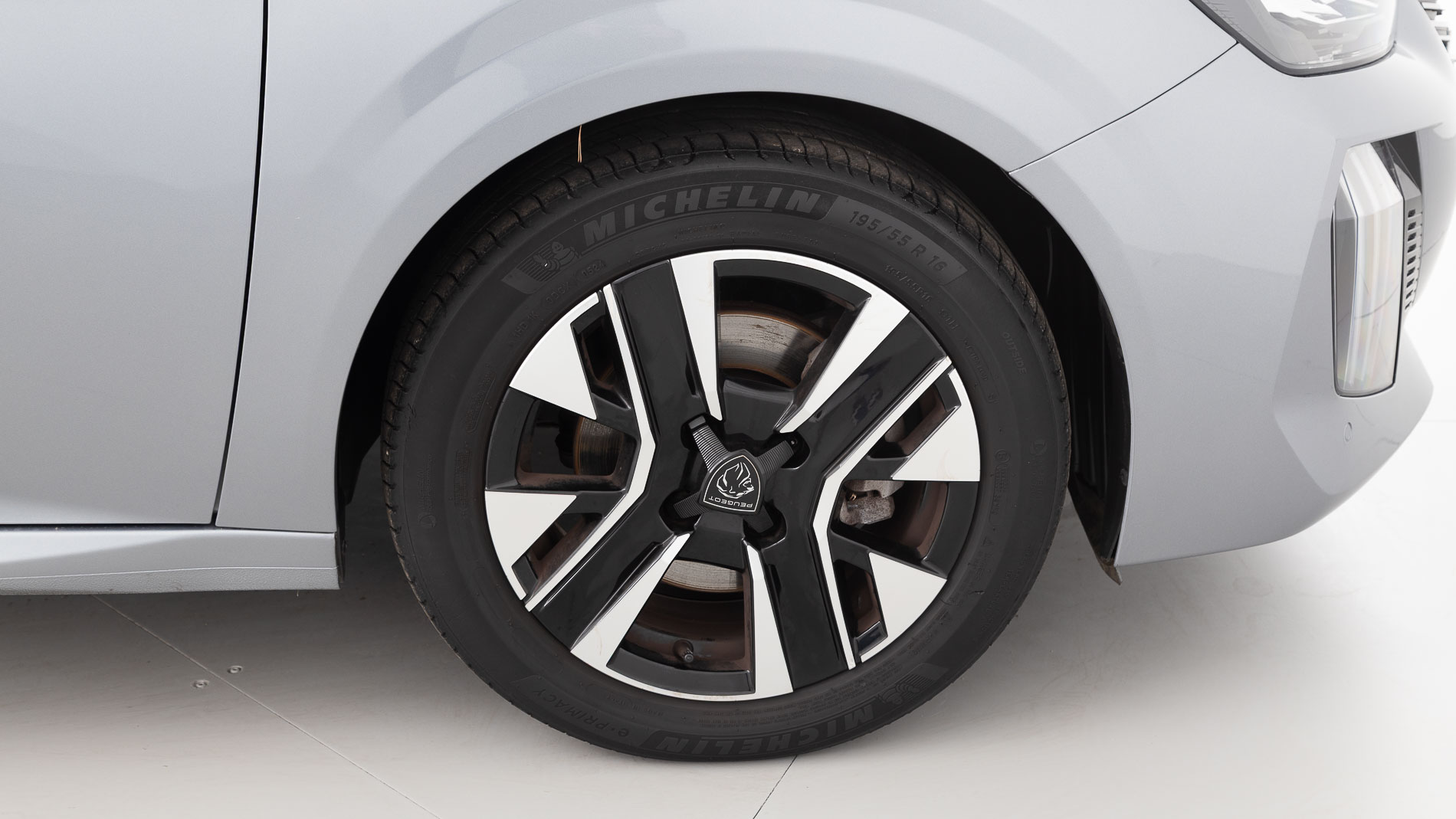 peugeot 208 allure 1.2 PURETECH 100 2024 gris artense 25