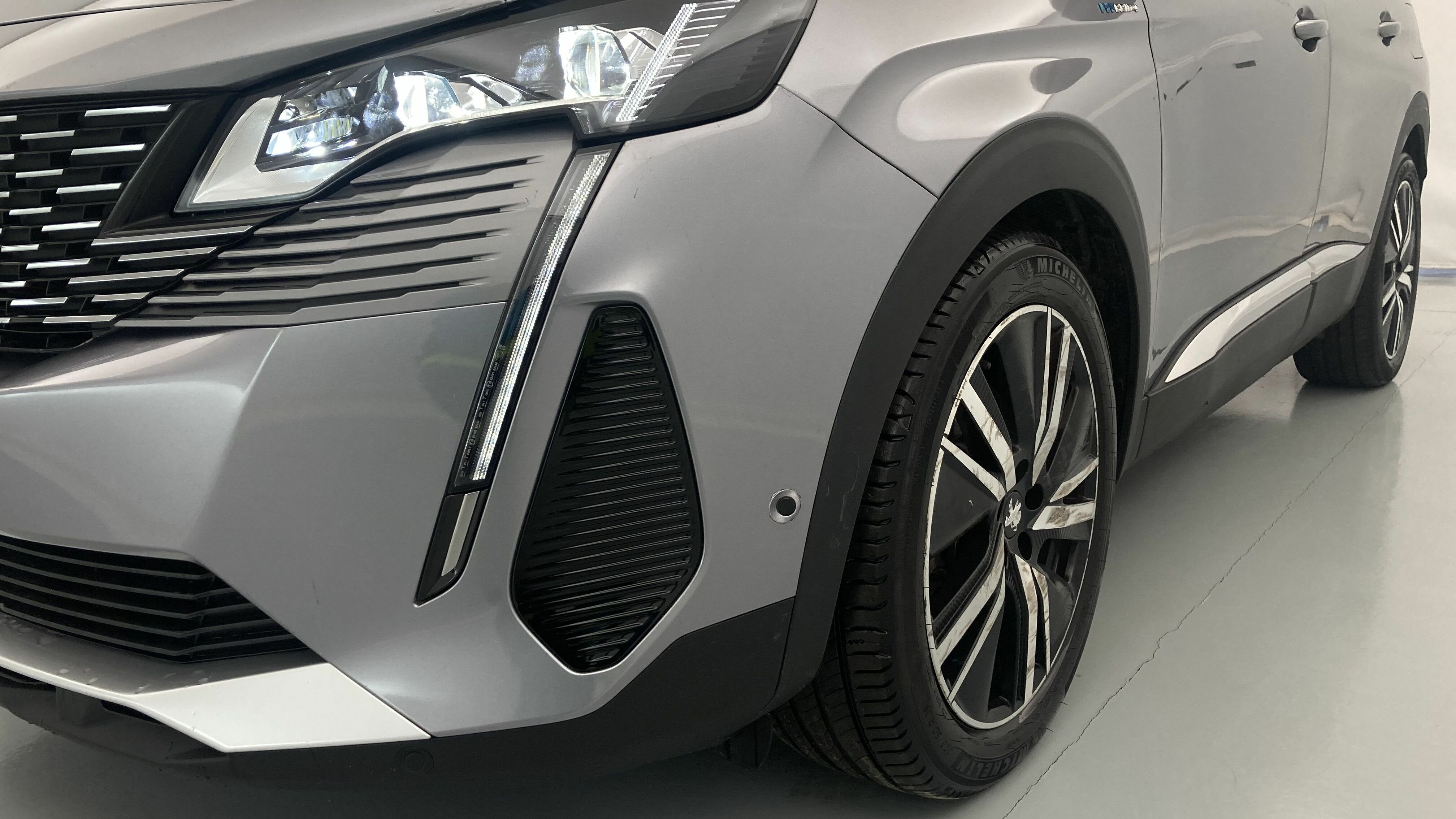 peugeot 3008 gt pack 1.6 HYBRID 300 EAT PHEV 2022 gris artense / negro 25