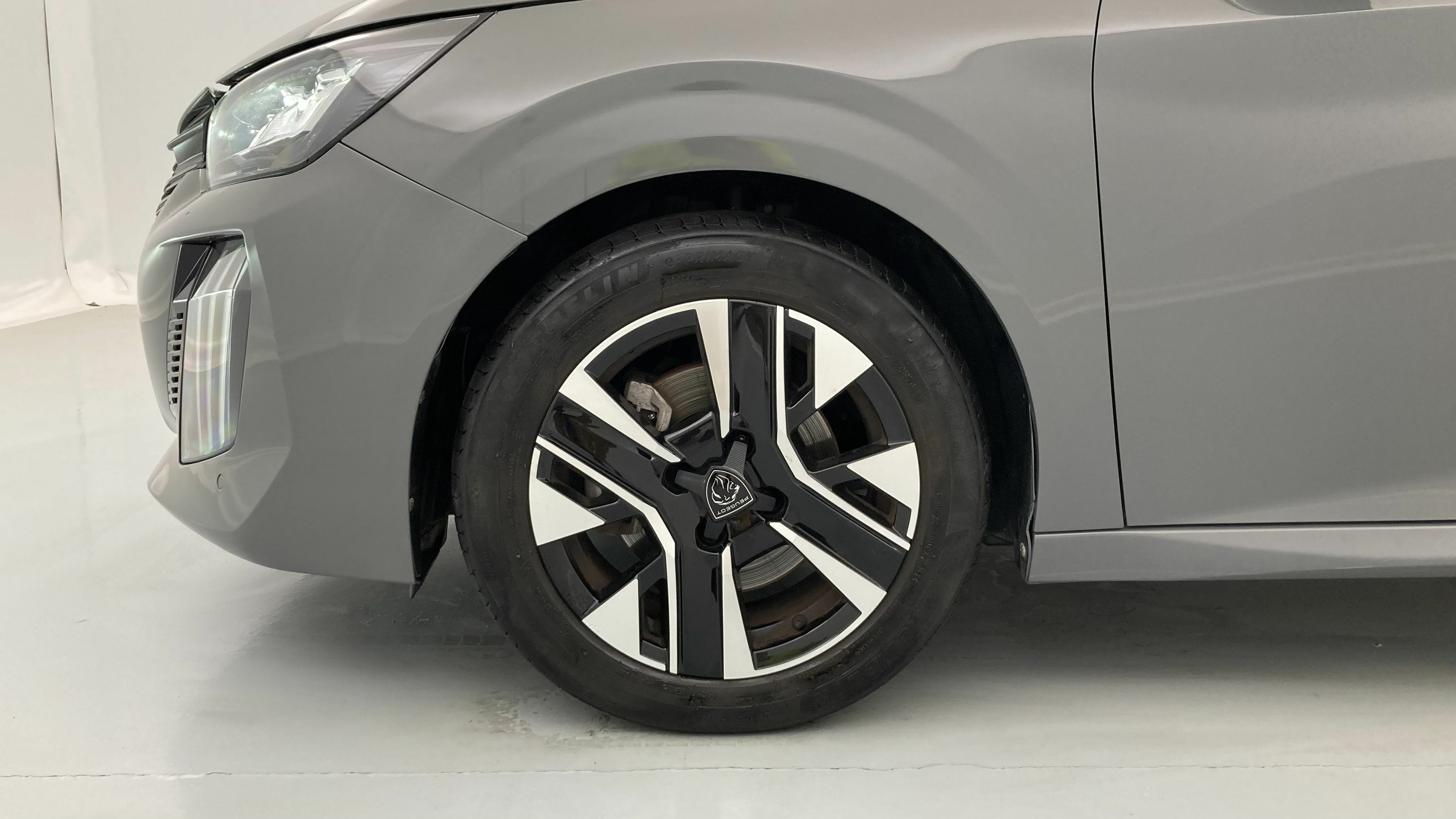peugeot 208 allure 1.2 PURETECH 100 2024 gris selenium 27